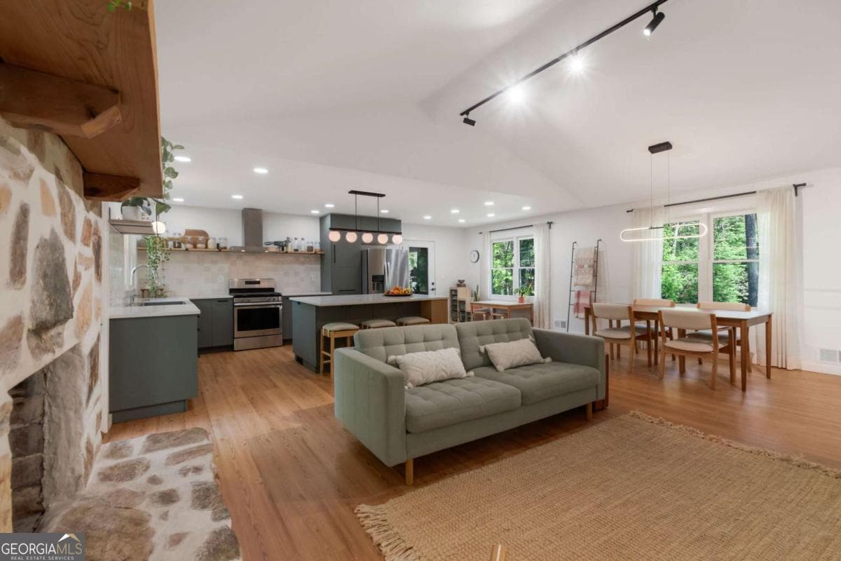 220 Burnie Rd — photo 2