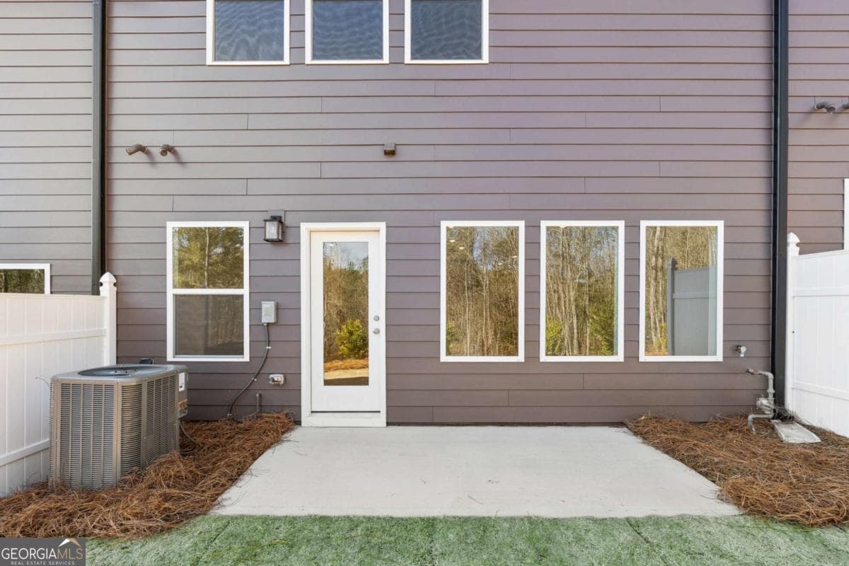 450 Laurelwood Ln — photo 2