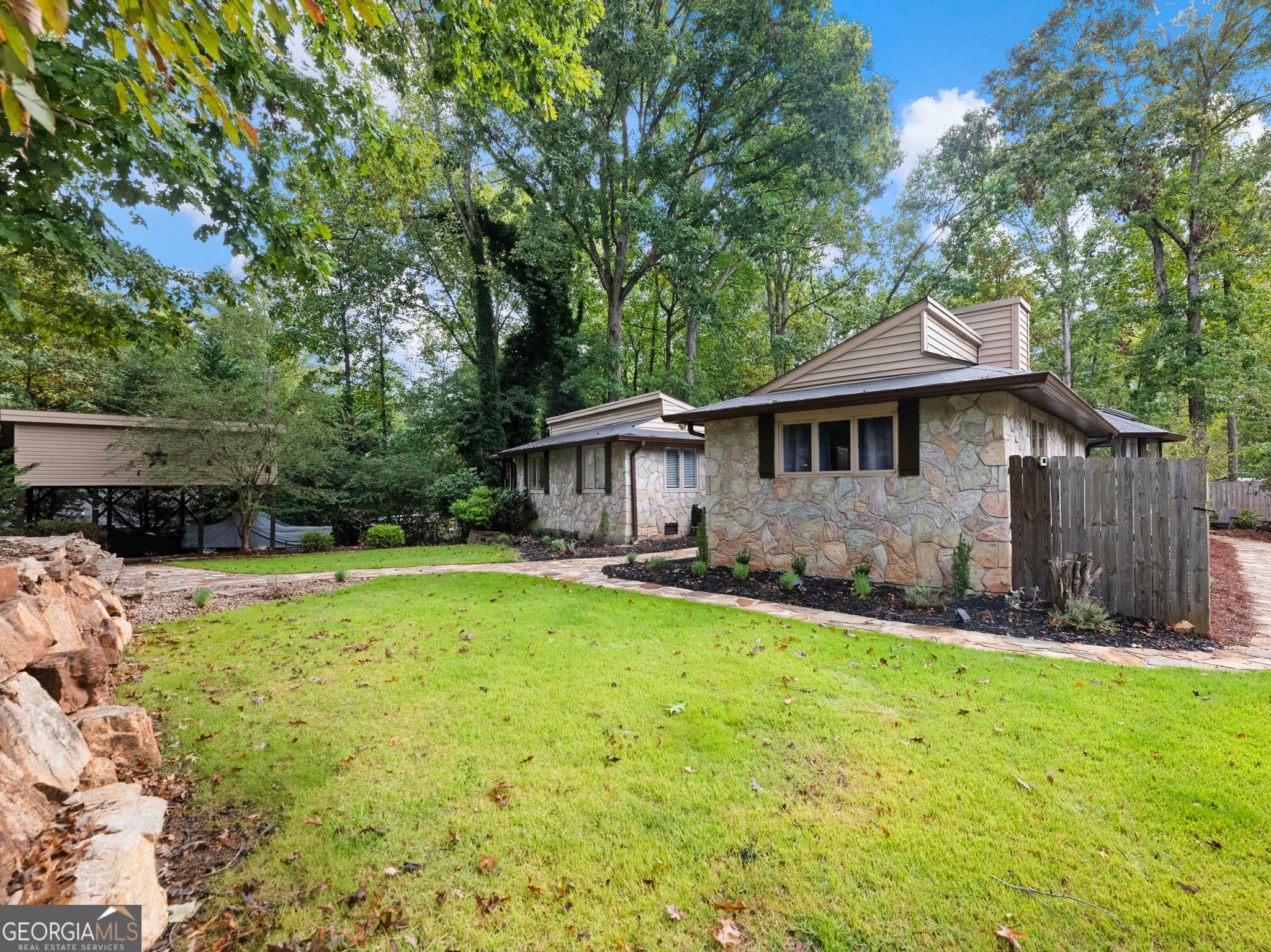 45 Lakepoint Dr — photo 2