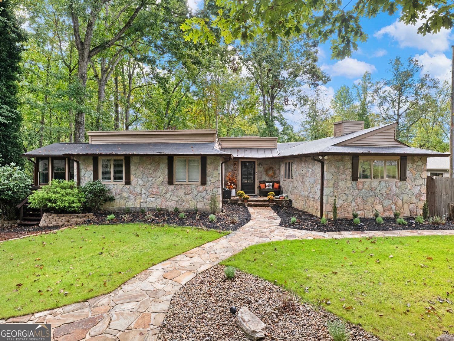 45 Lakepoint Dr — photo 1