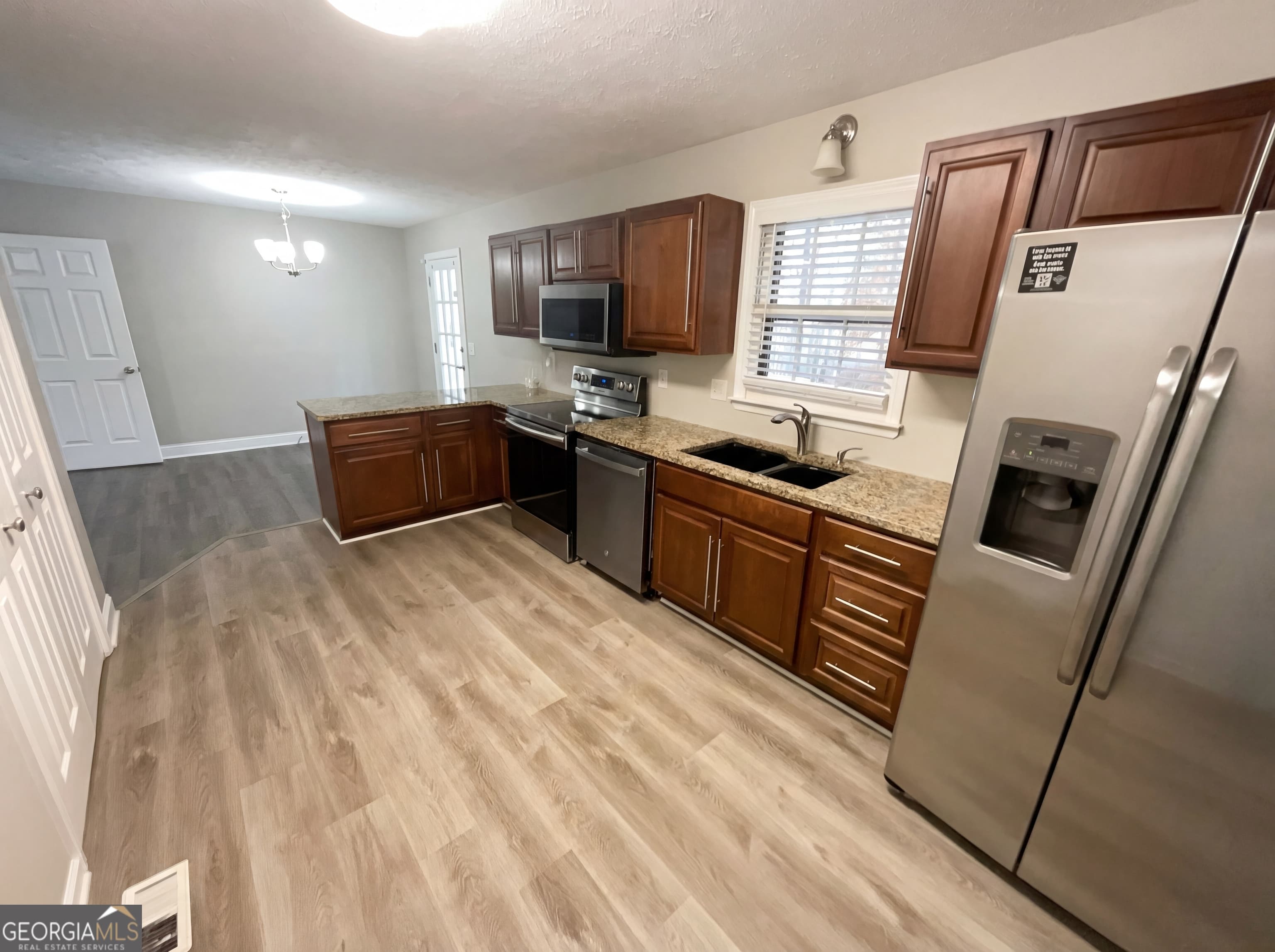 10 King Dr — photo 2