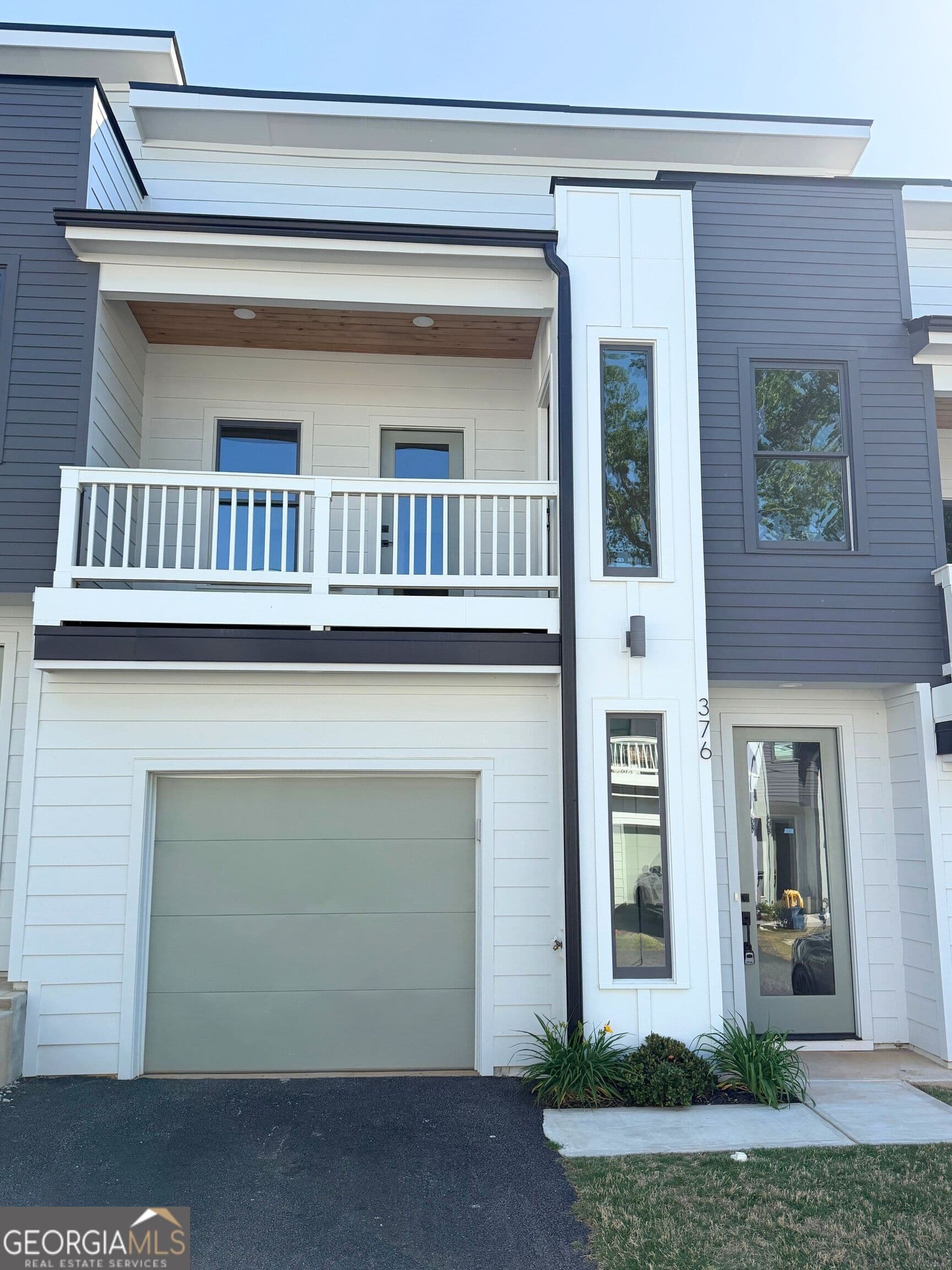 376 Forrest Ave — photo 1