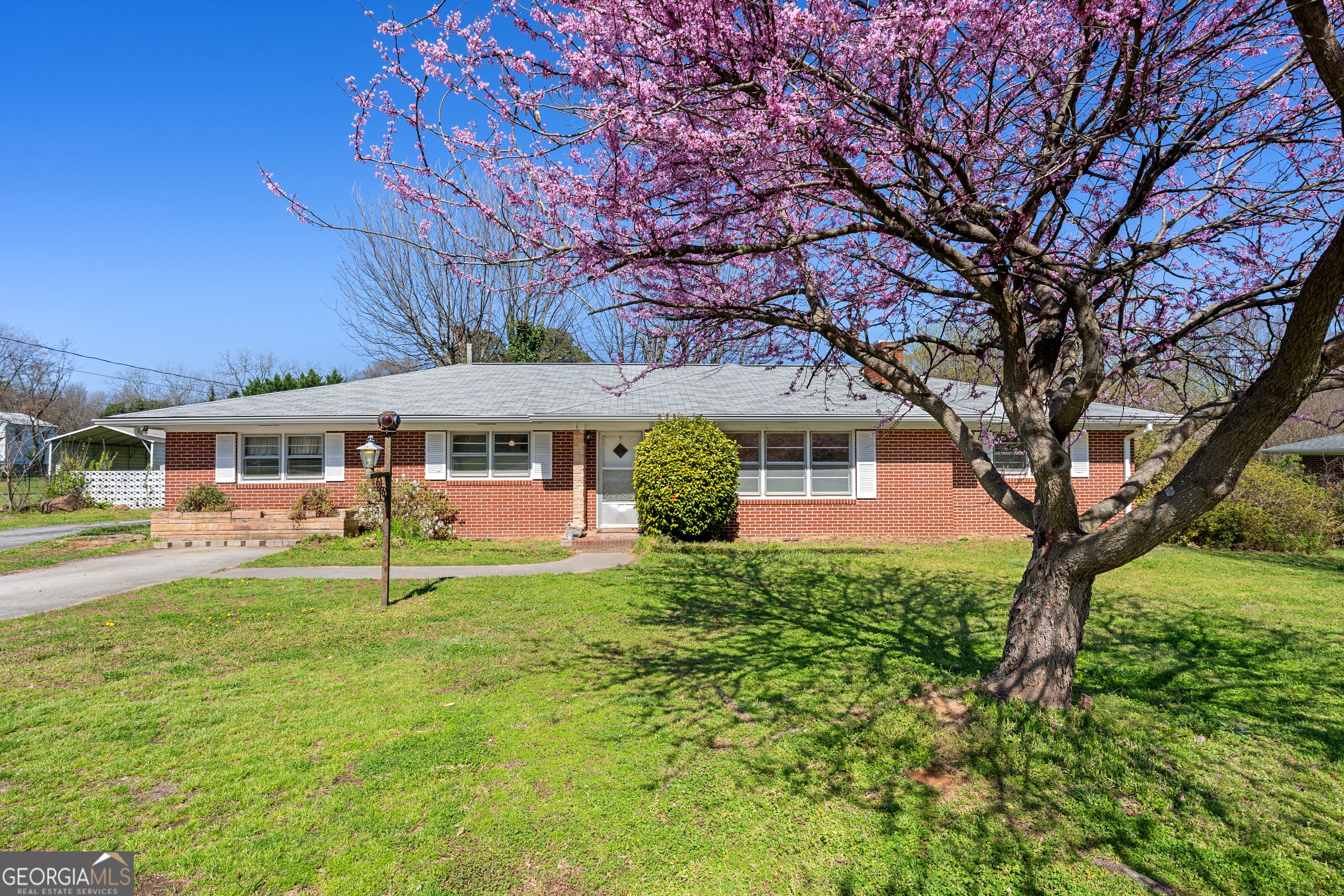 868 Fairview Ave — photo 1