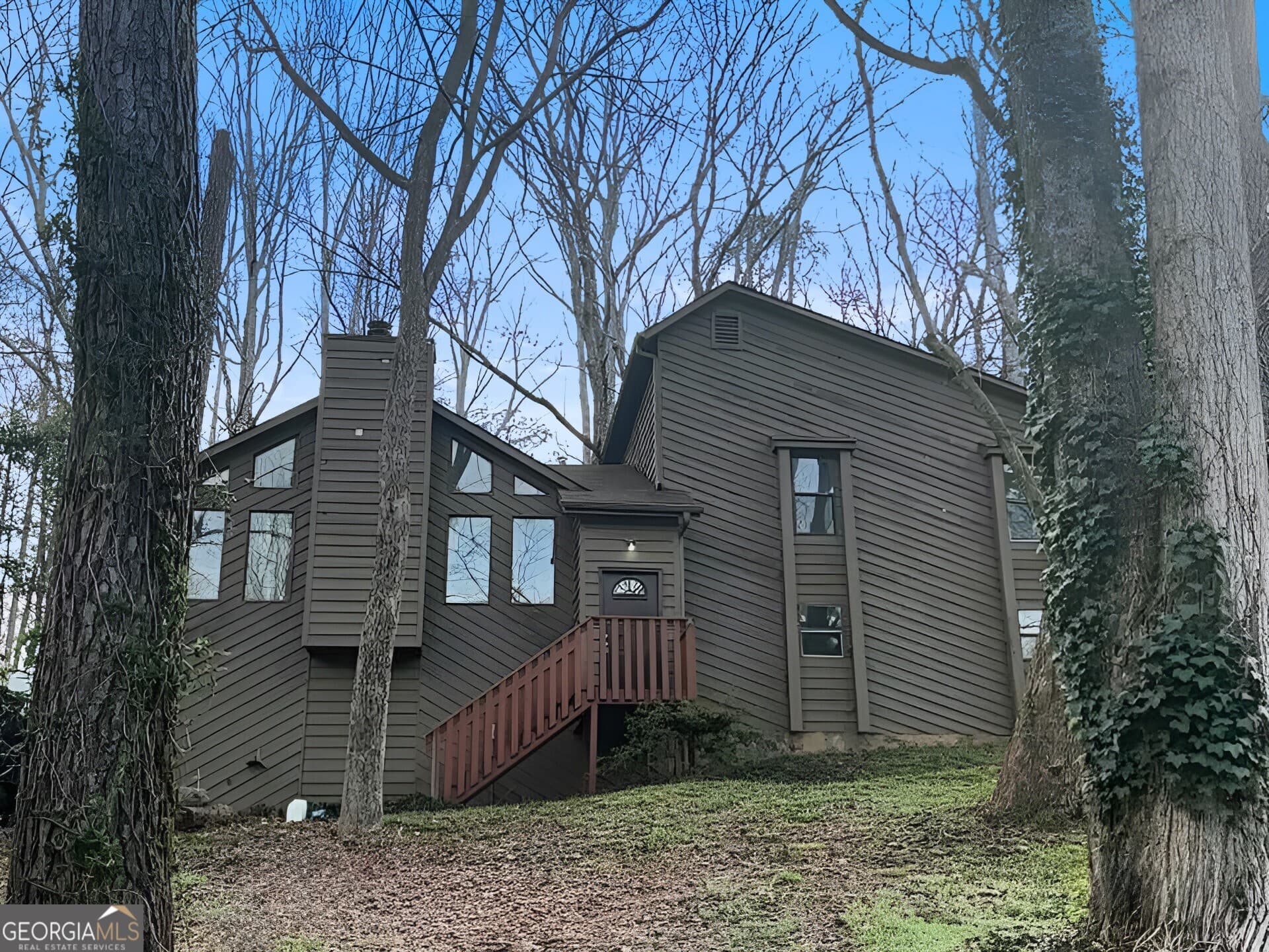 136 Creekview Dr — photo 1