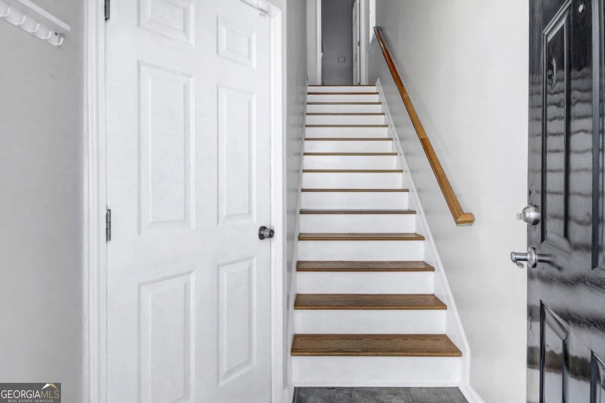 564 Fraser Se St — photo 2