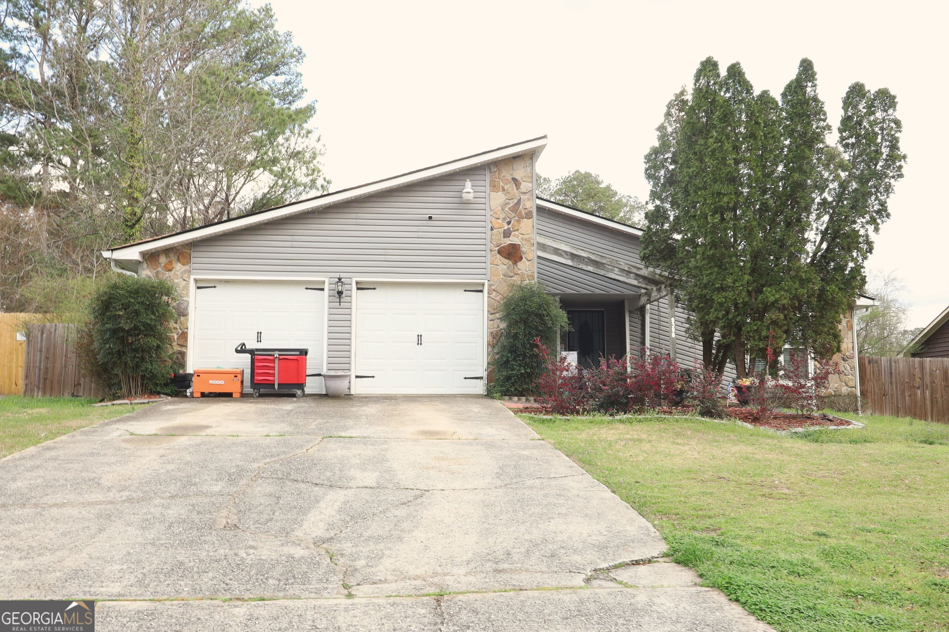 9396 Forest Knoll Dr — photo 2