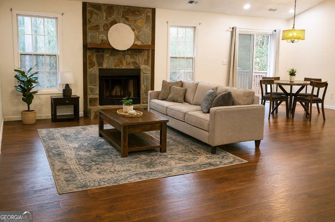 1260 Della Way — photo 2