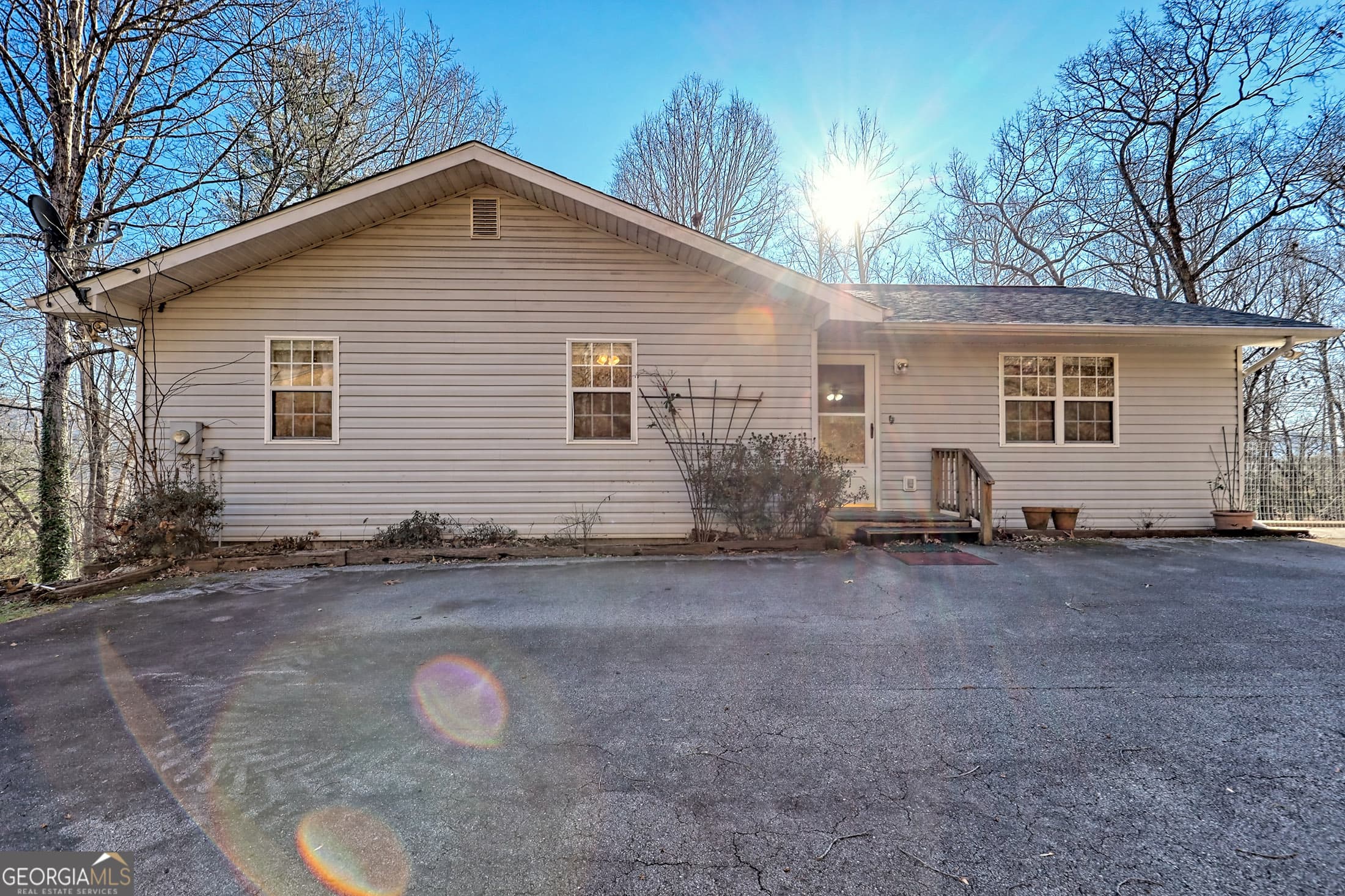 170 White St — photo 1