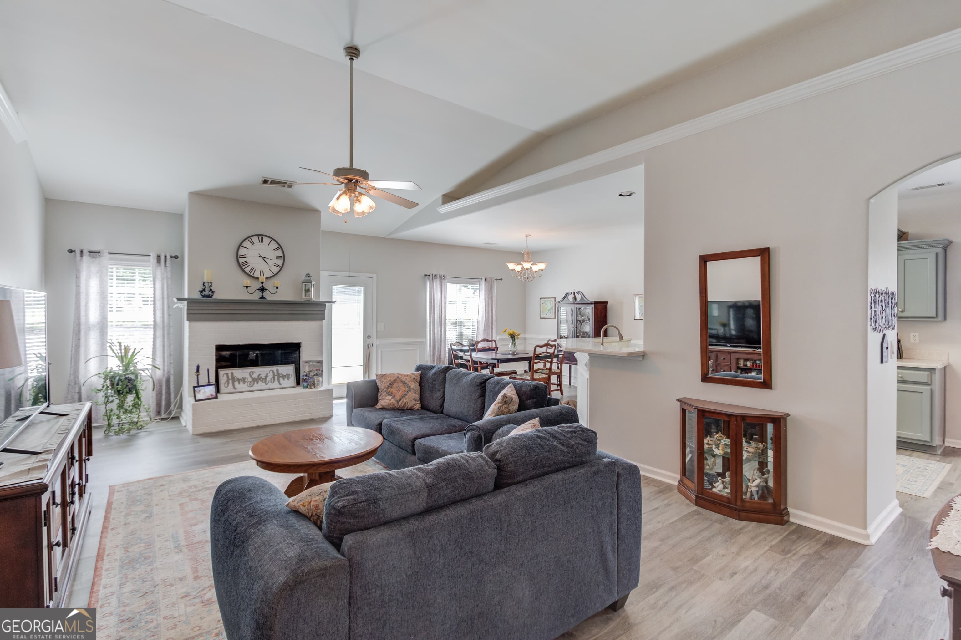 381 Crossroads Dr — photo 2