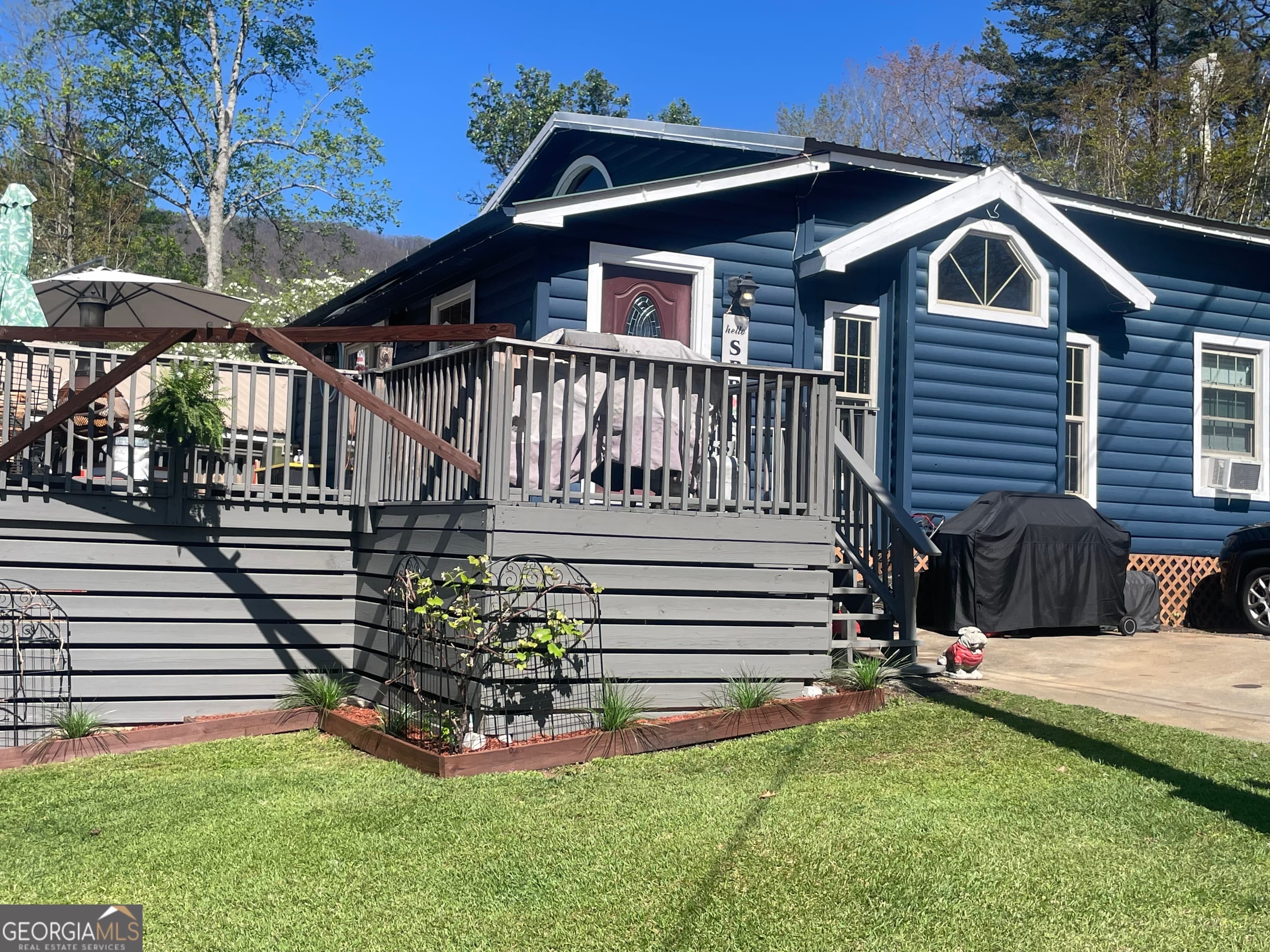 8 Cindy Parkway — photo 1