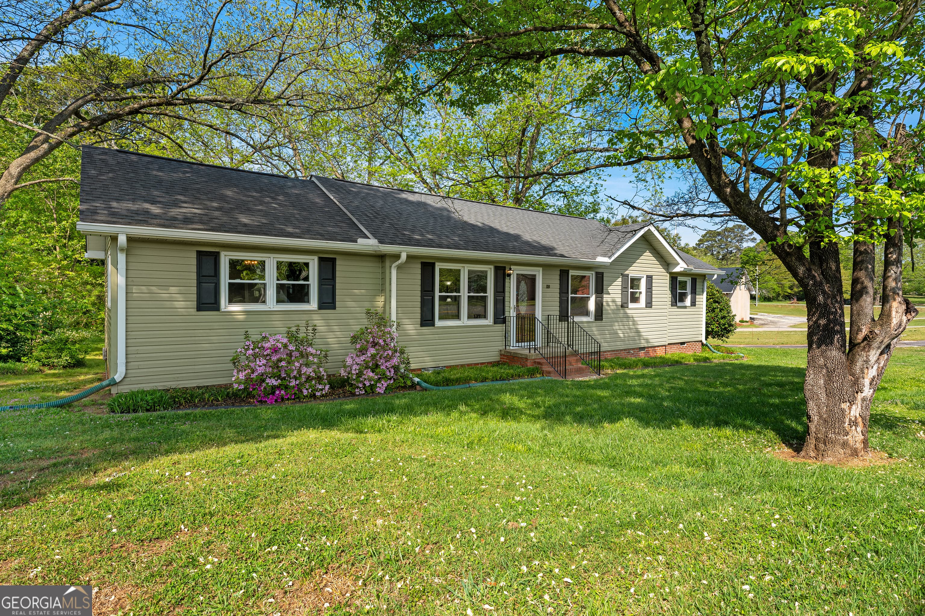 810 Benson St — photo 2