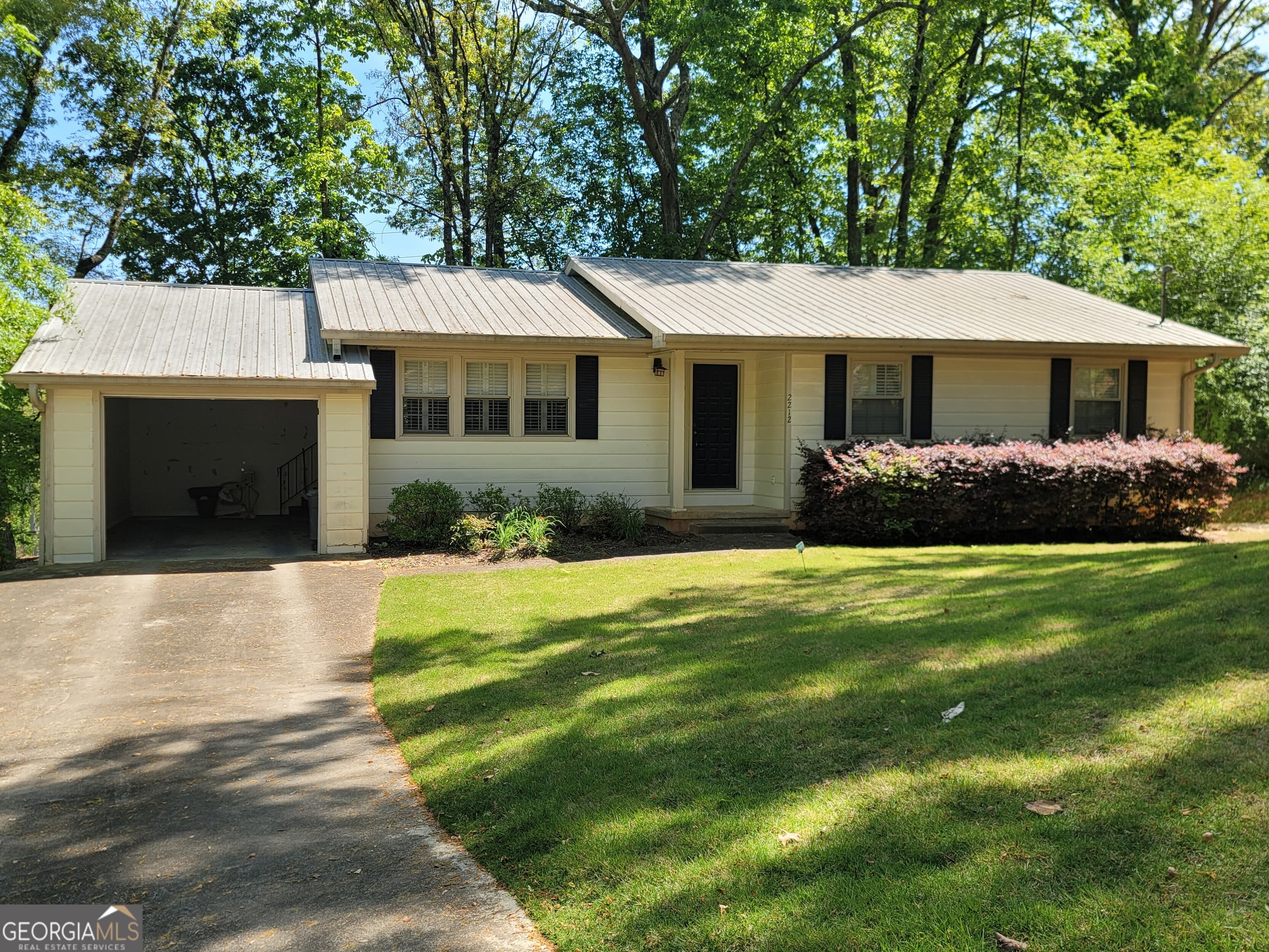 2212 Colonial Circle — photo 1