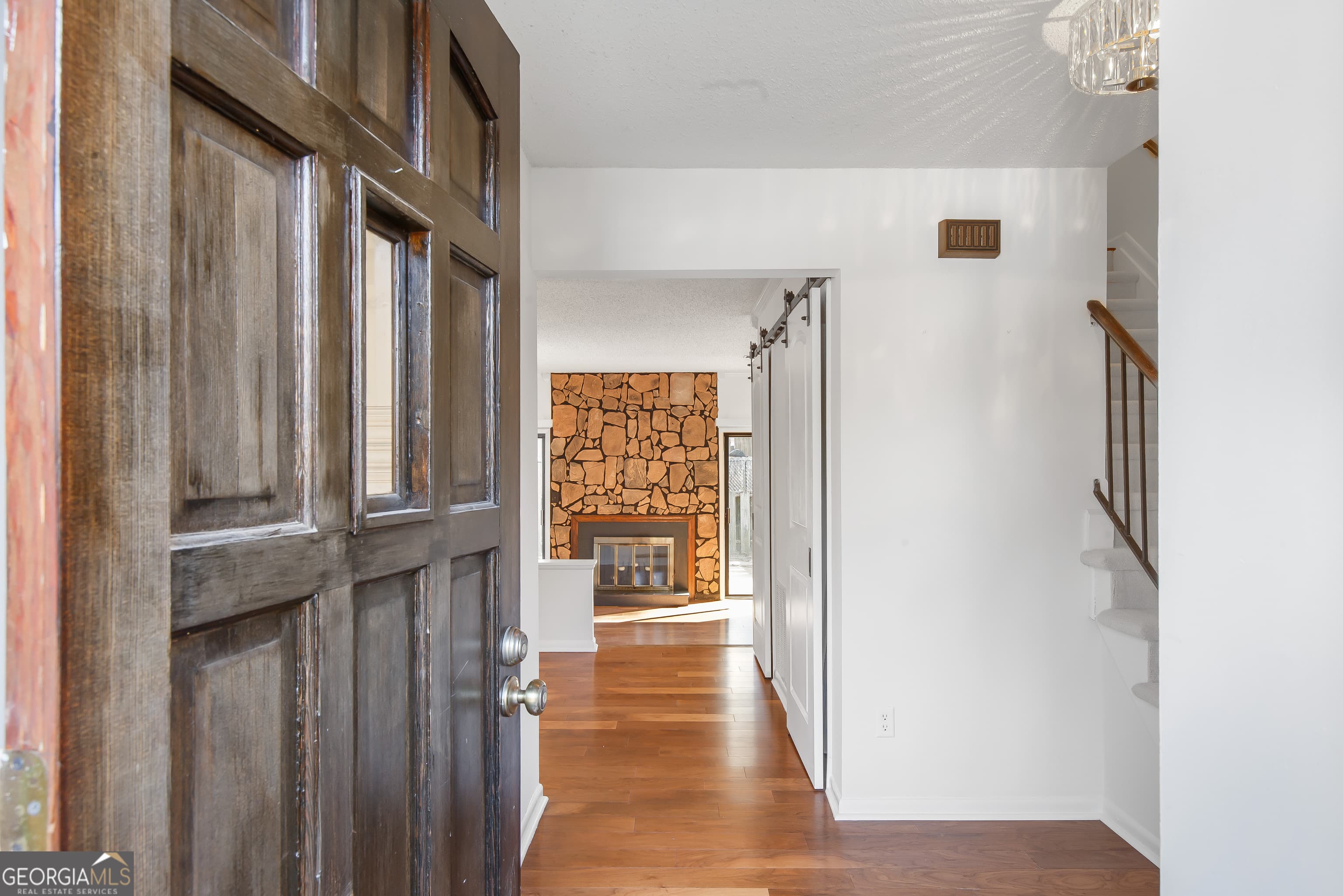 1000 Country Ct — photo 2