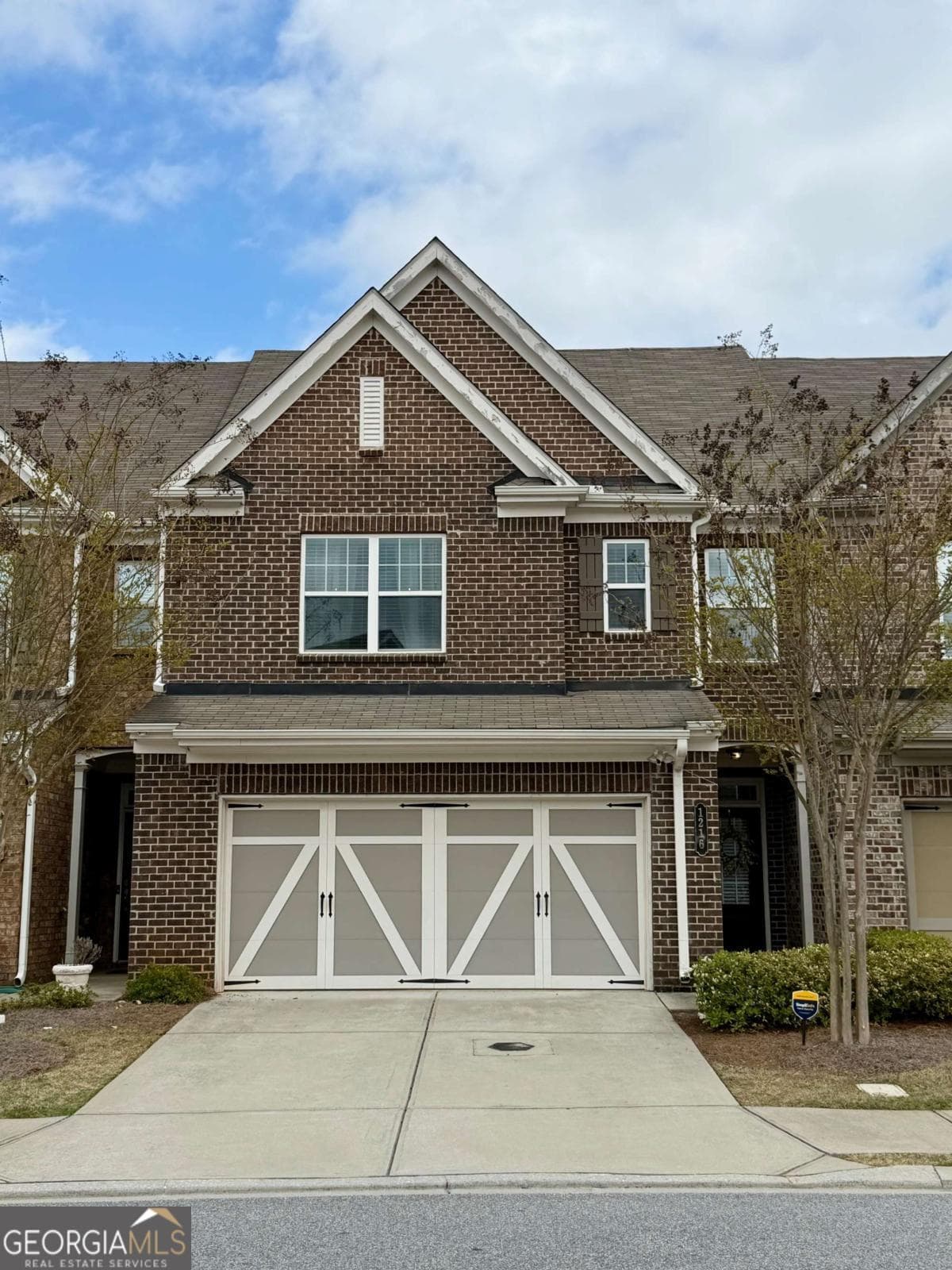 1216 Foxcroft Ln — photo 1