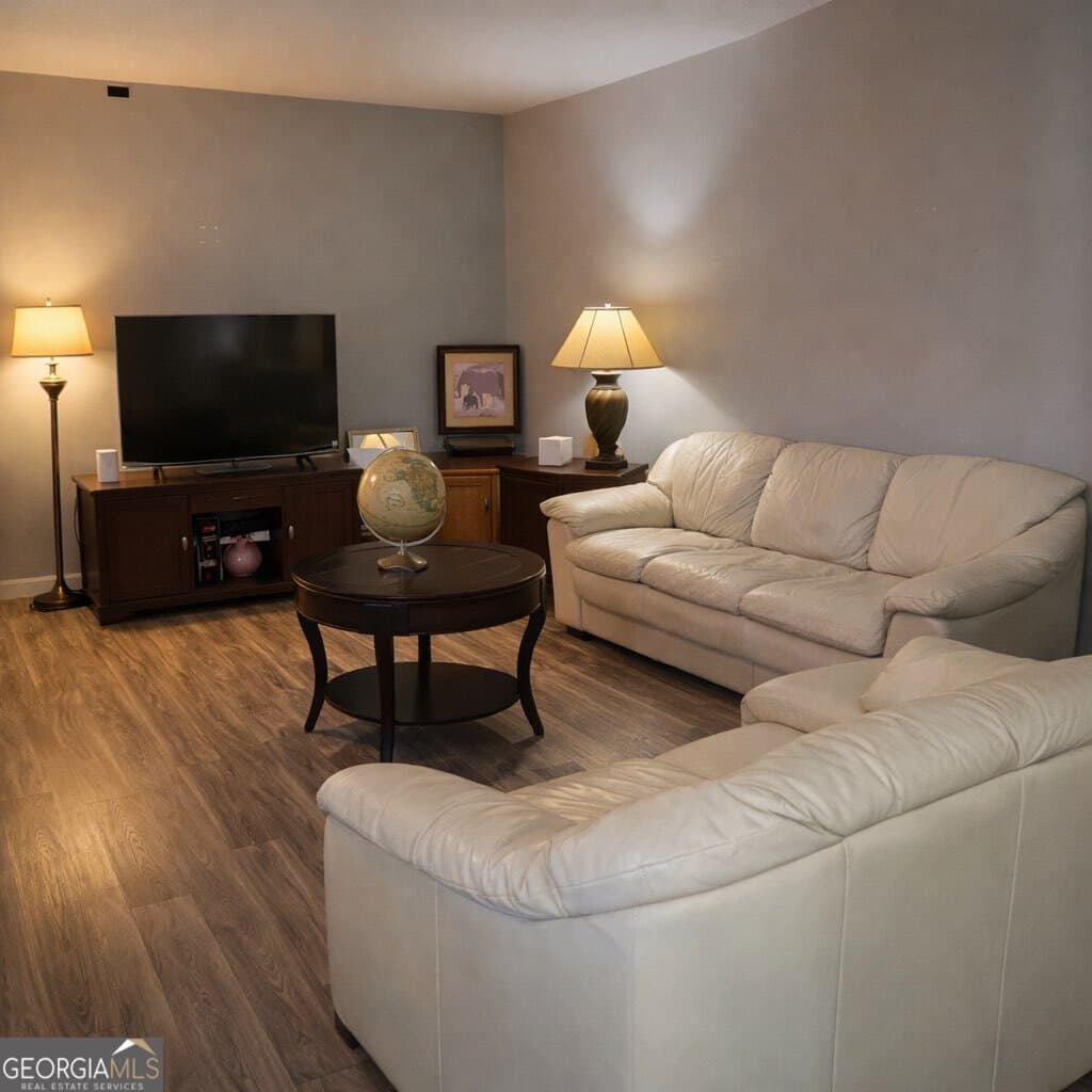 375 Derbyshire Dr — photo 2