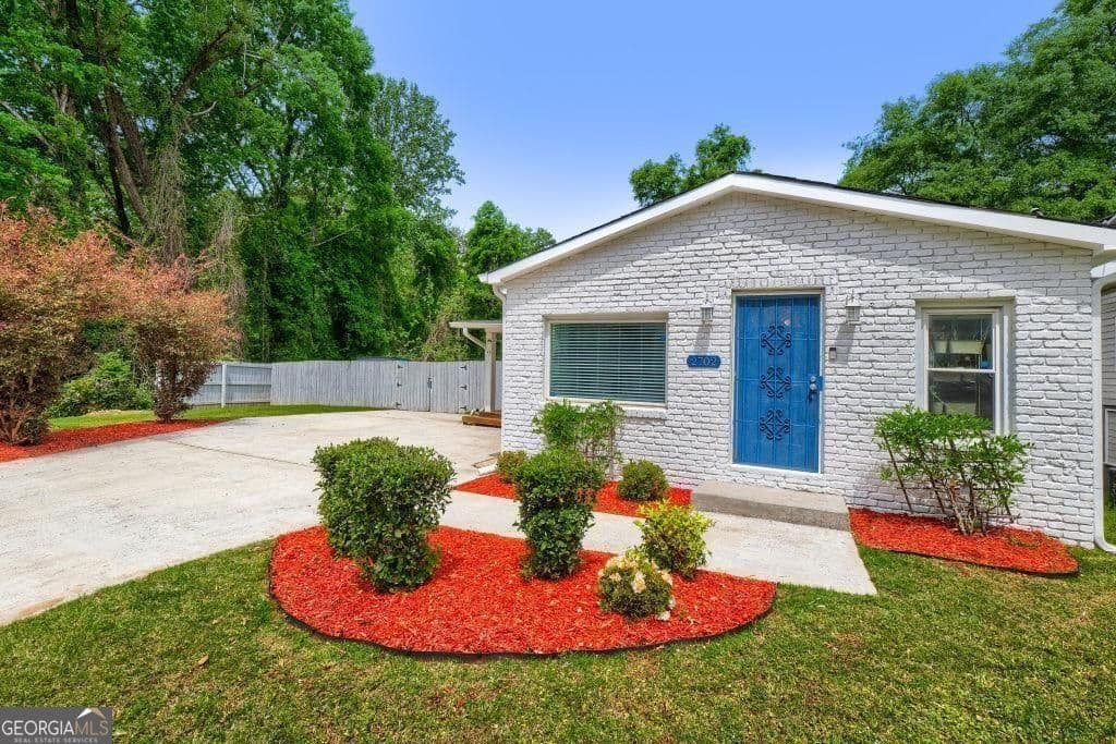 2702 White Oak Dr — photo 1