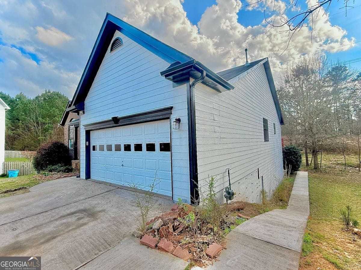 557 Vickers Ln — photo 2