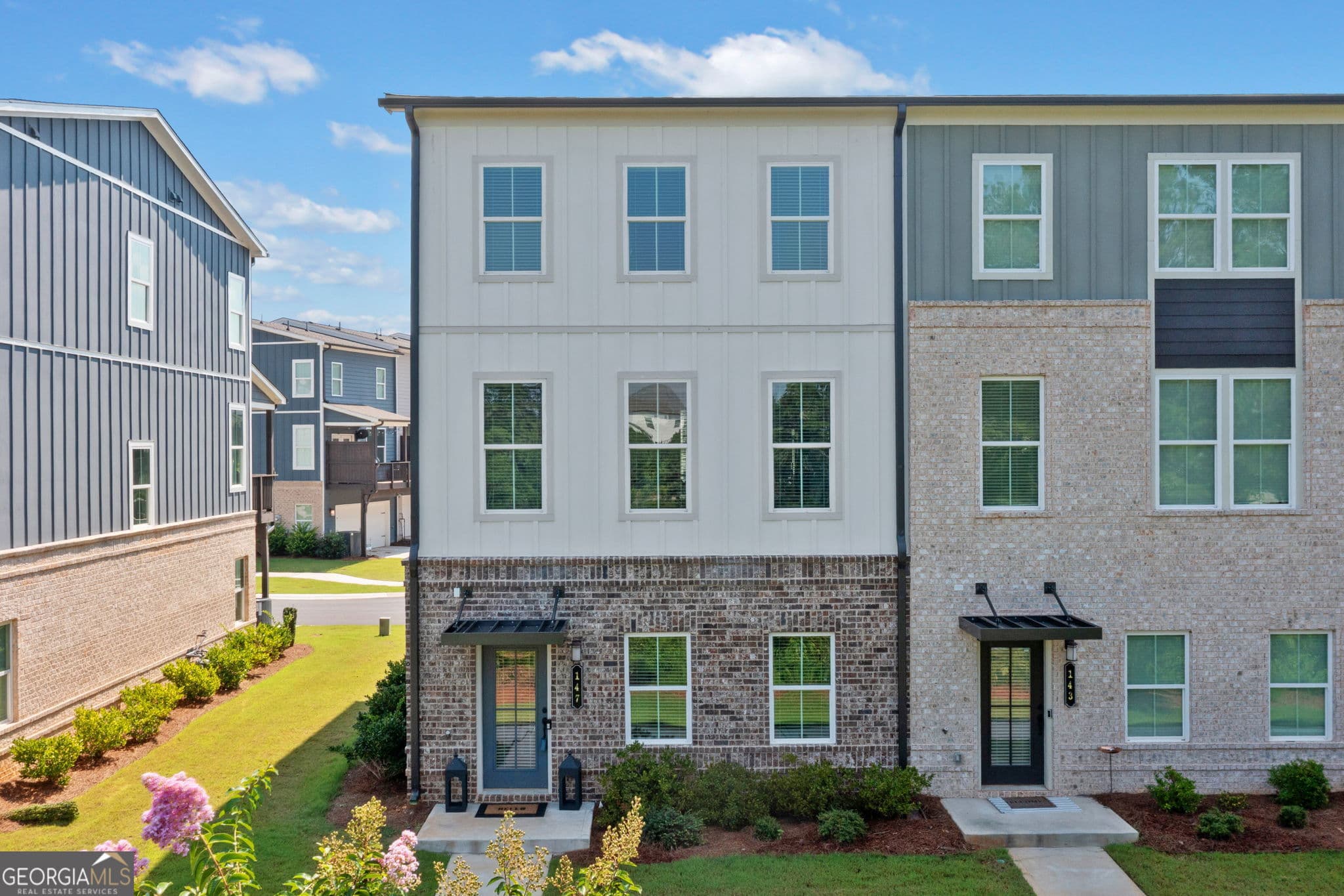 147 Jameson Dr — photo 2