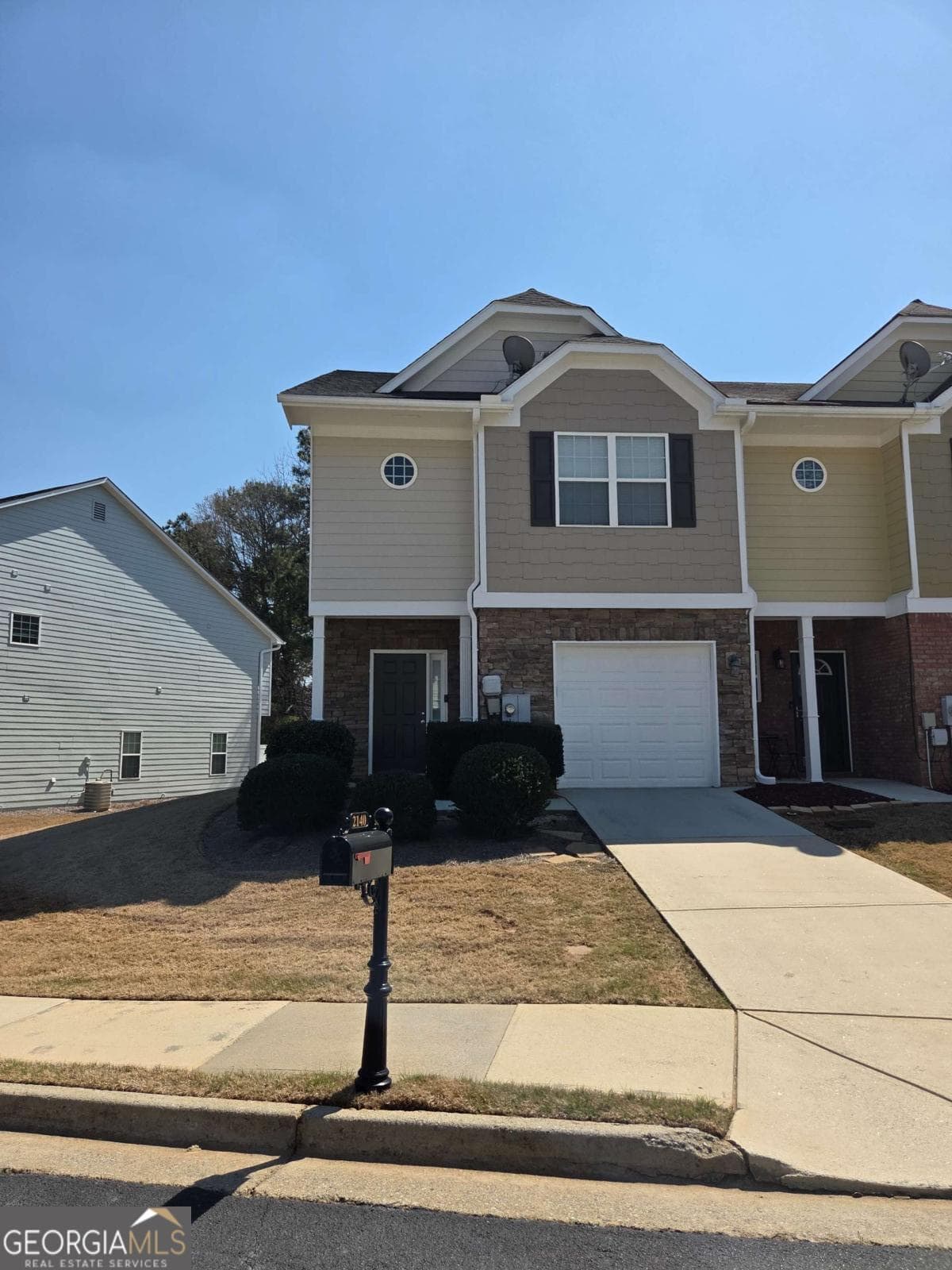 2140 Burns View Ln — photo 1