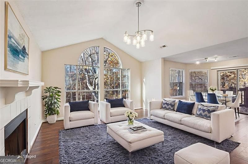 909 Wentworth Ct — photo 1