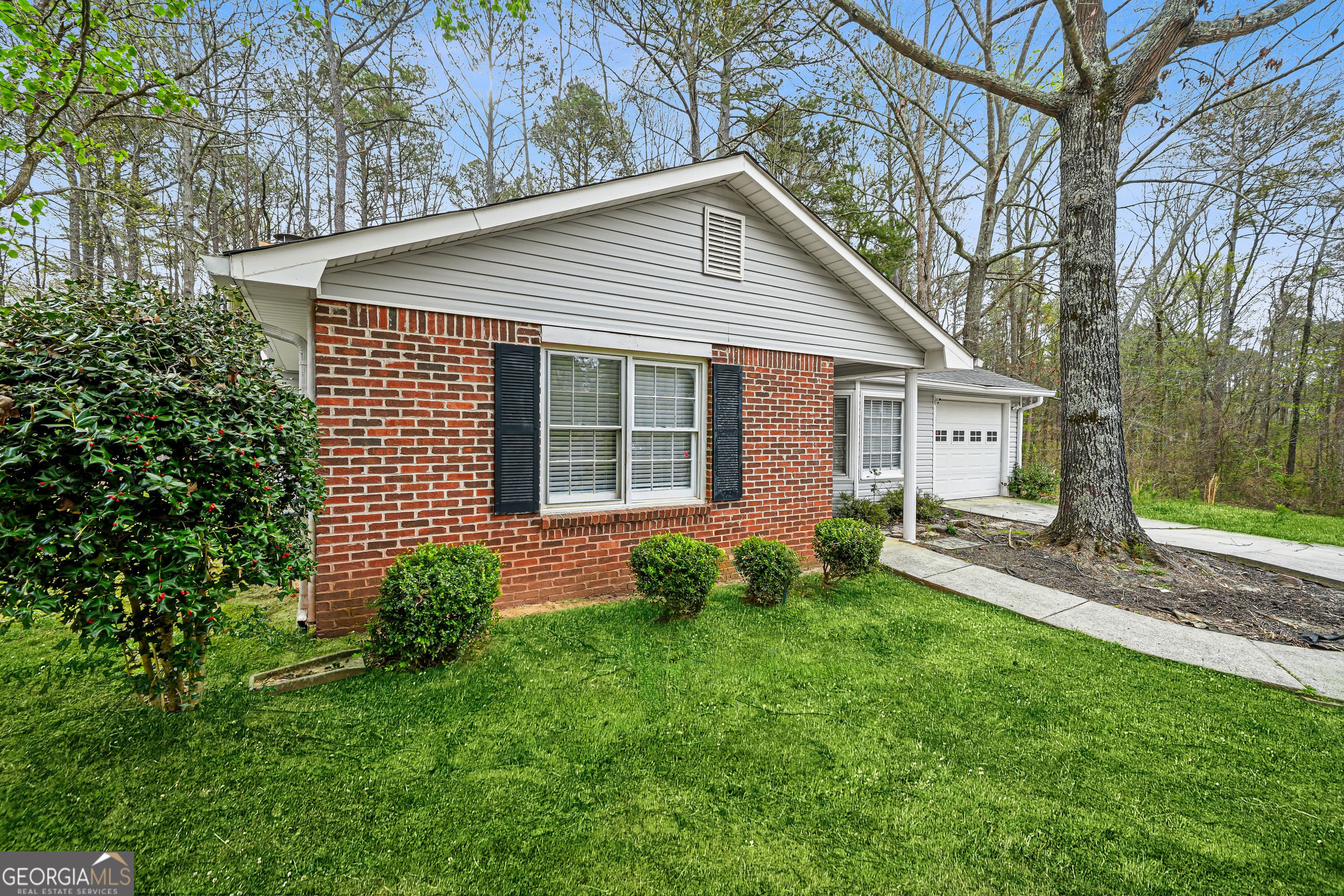 613 Windsor Dr — photo 2