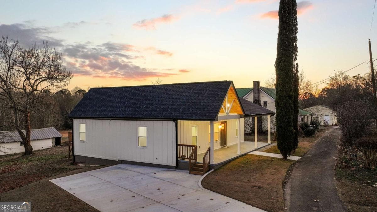 130 E Railroad Ave — photo 2