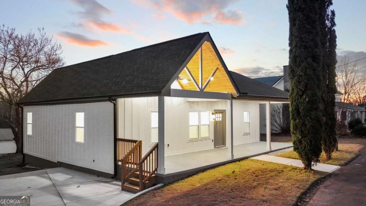 130 E Railroad Ave — photo 1