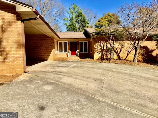 649 Laura Dr — photo 2