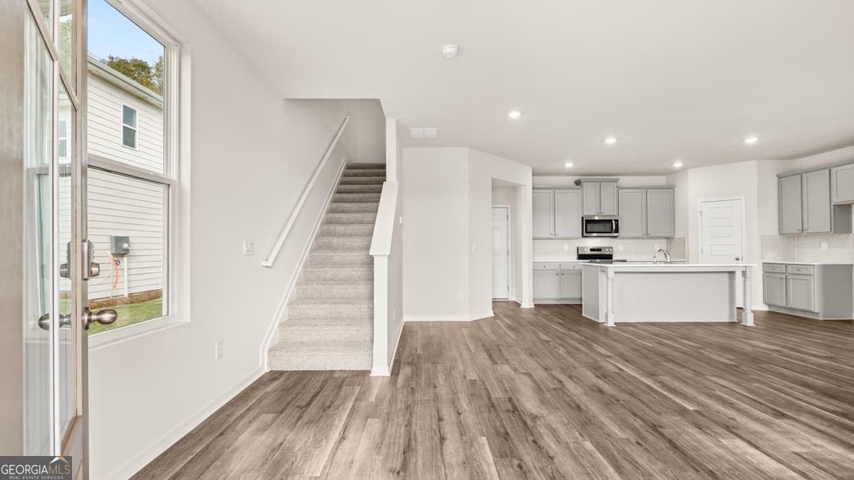 912 Stow Ln — photo 2