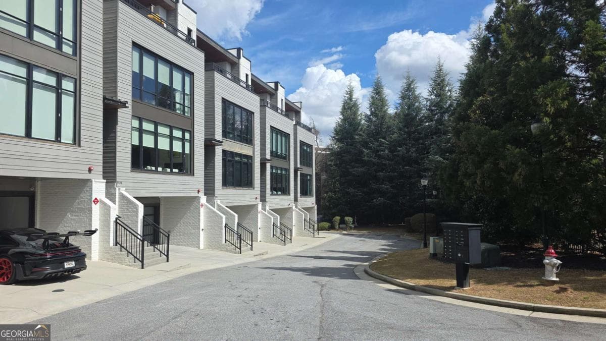 904 Lenox Ne Blvd — photo 2