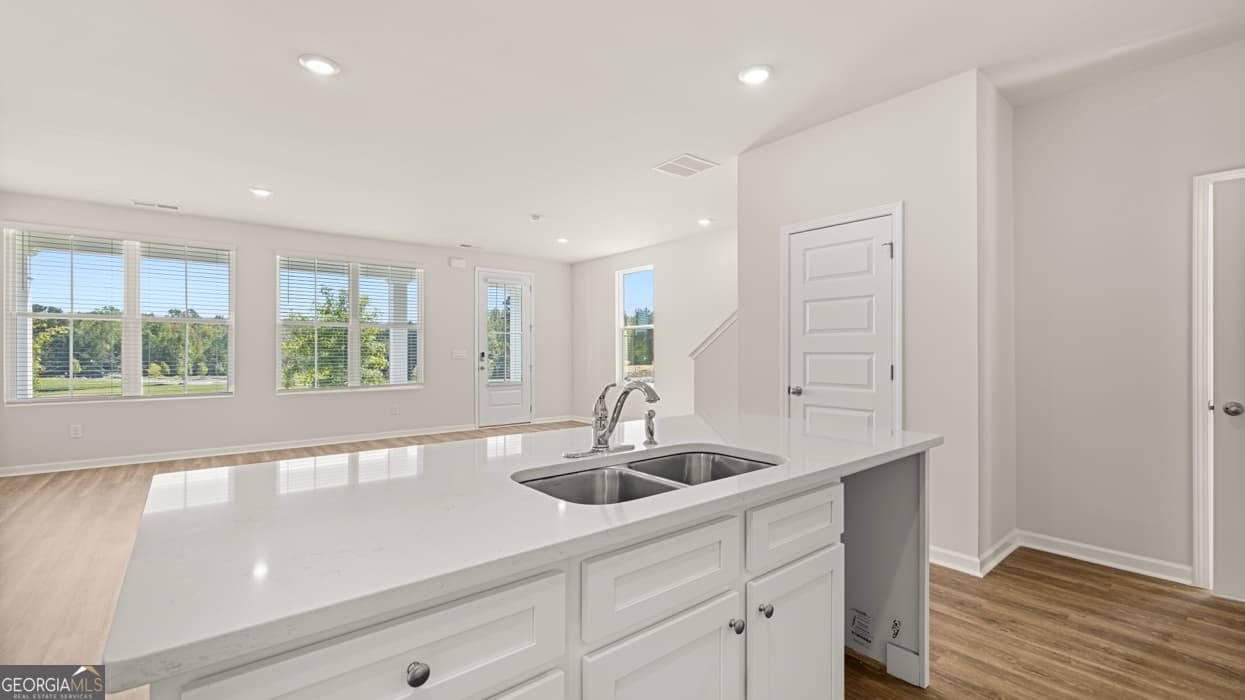 906 Stow Ln — photo 2