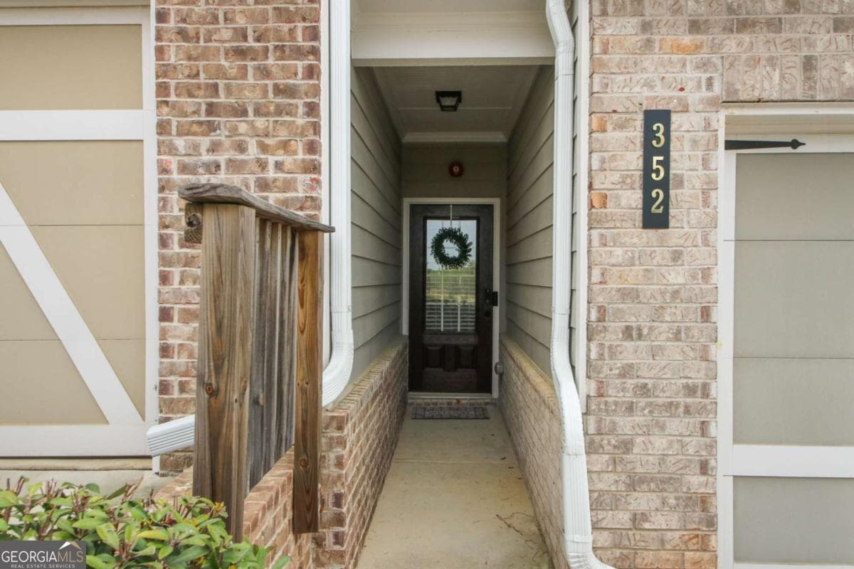 352 Cherryhill Ln — photo 1