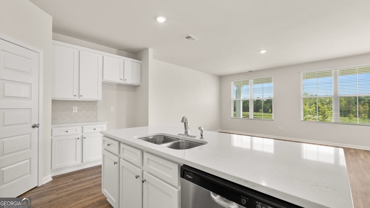 918 Stow Ln — photo 2