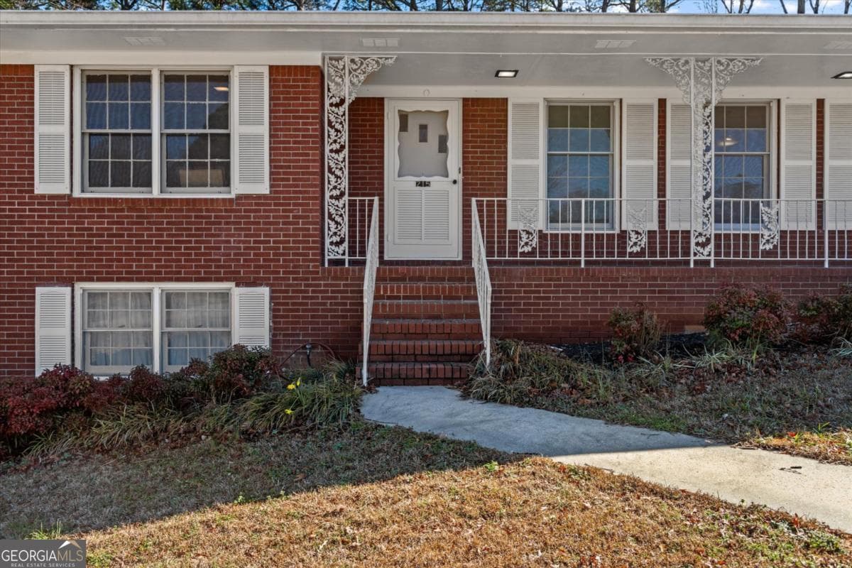 215 Gilbert Rd — photo 2