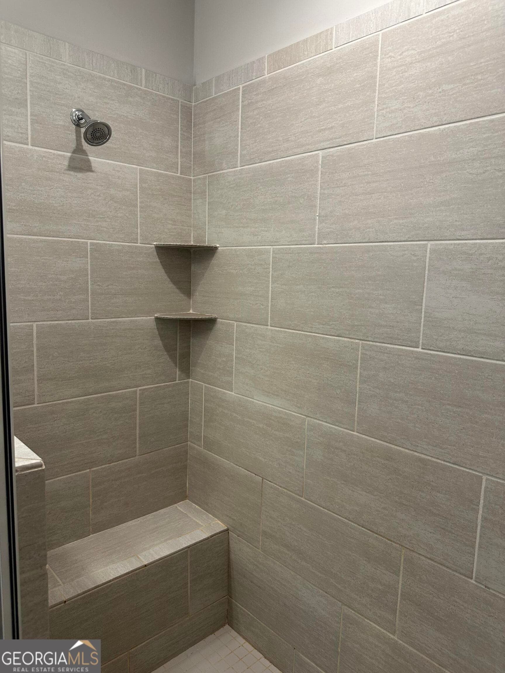 325 Edgewater Dr — photo 2