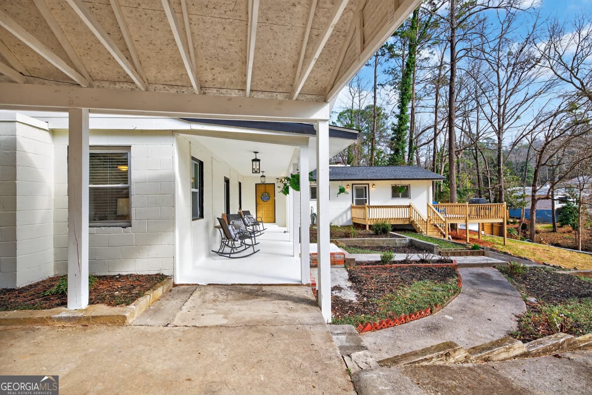 2439 Lakeshore Ne Dr — photo 2