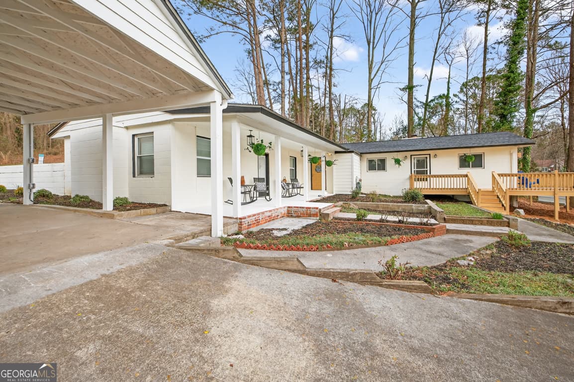 2439 Lakeshore Ne Dr — photo 1