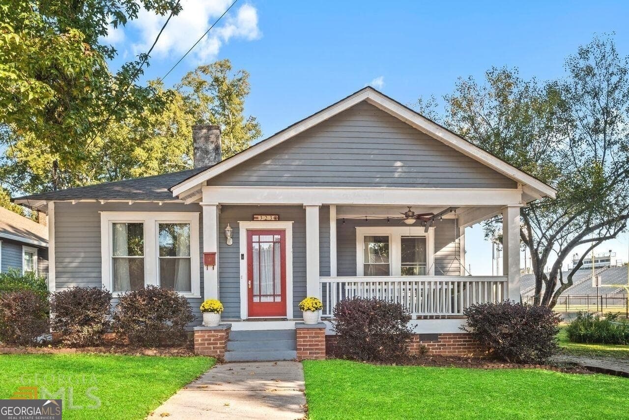 323 E College St — photo 1