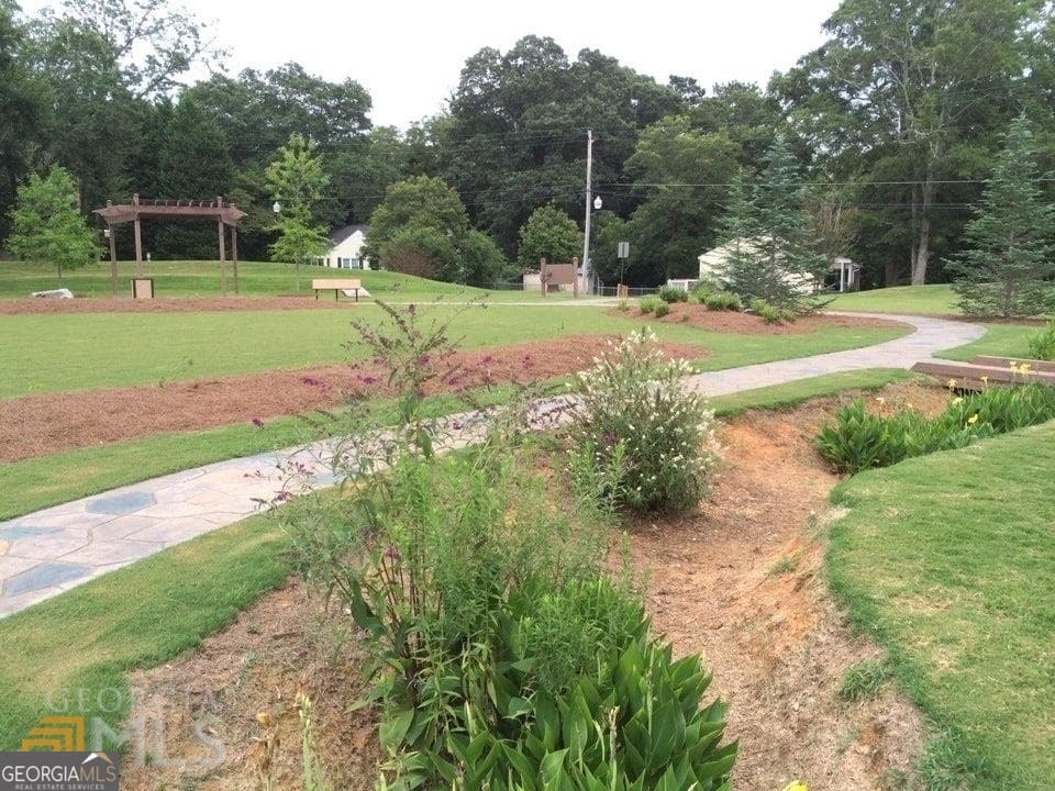 323 E College St — photo 14