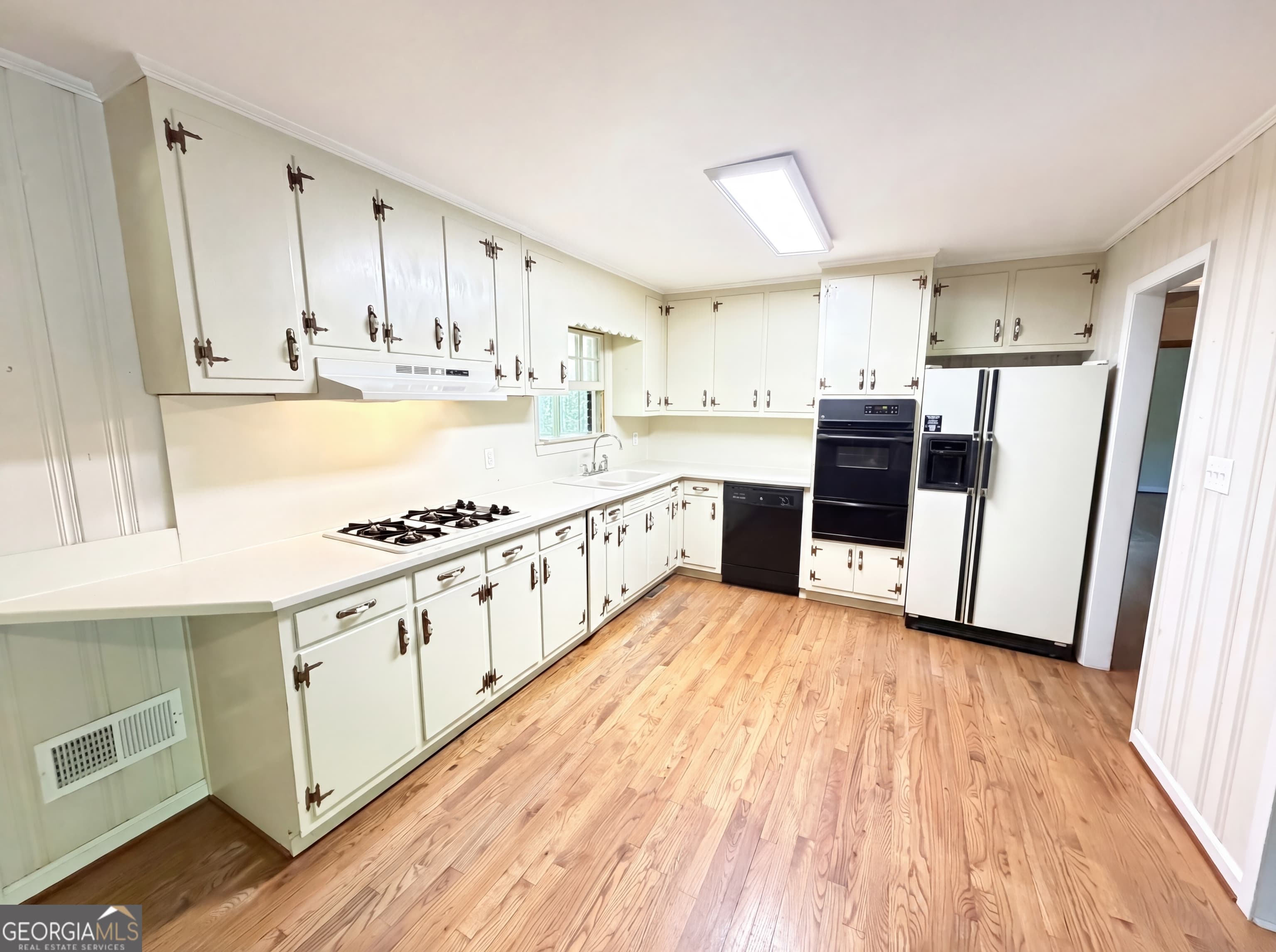 200 Dogwood Dr — photo 2