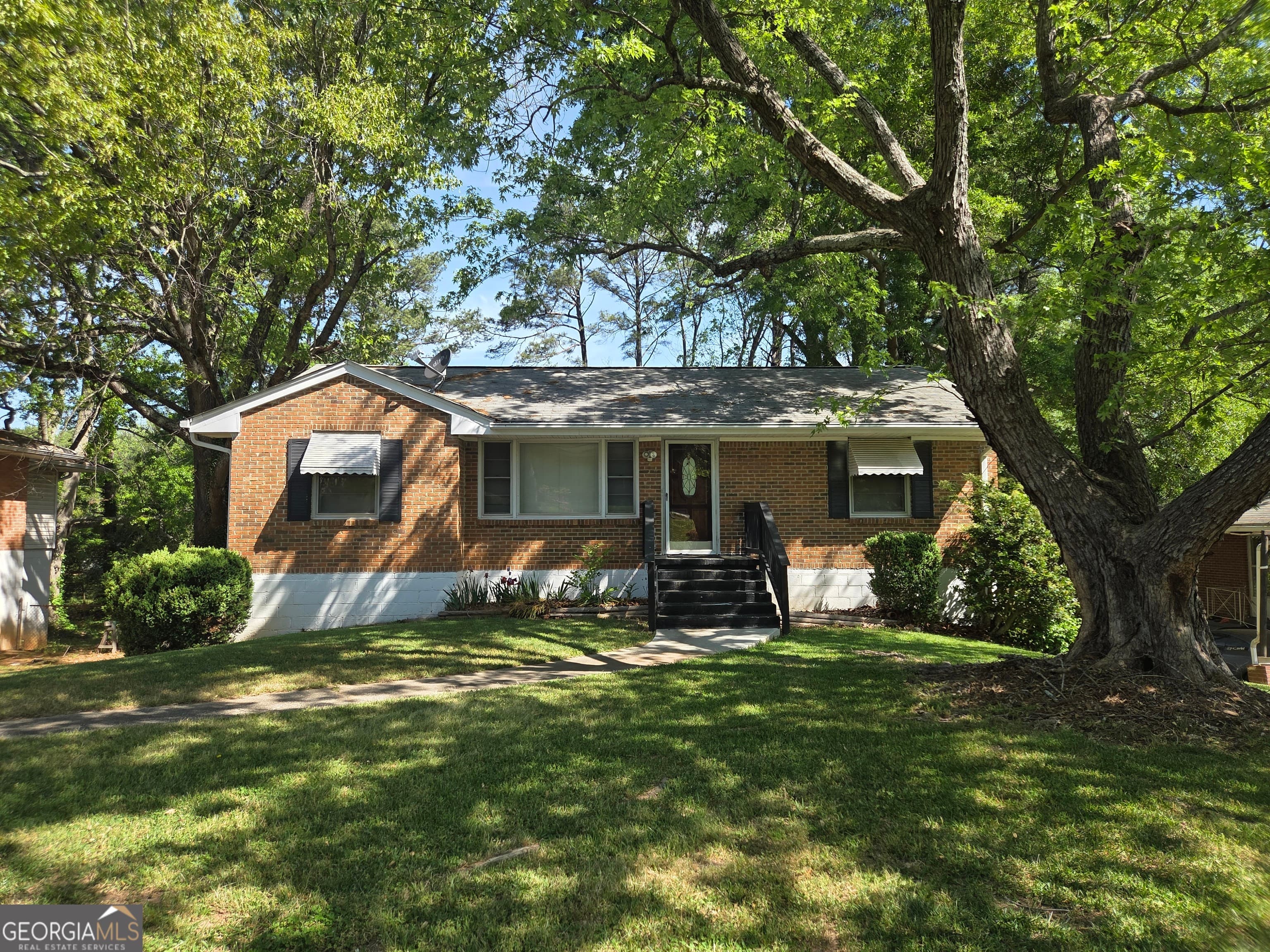 1100 N Parkwood Dr — photo 1