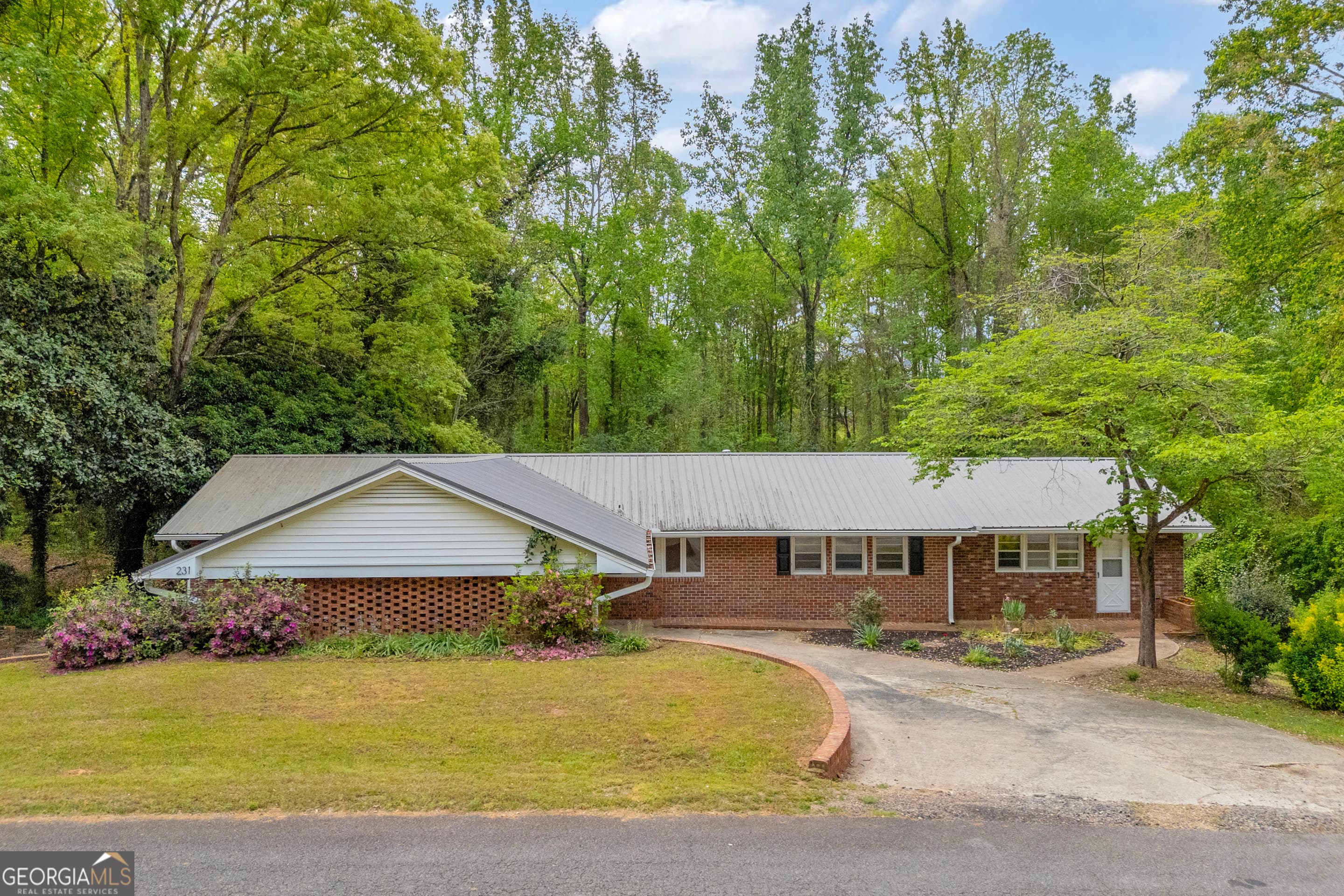 231 Honeysuckle Dr — photo 1