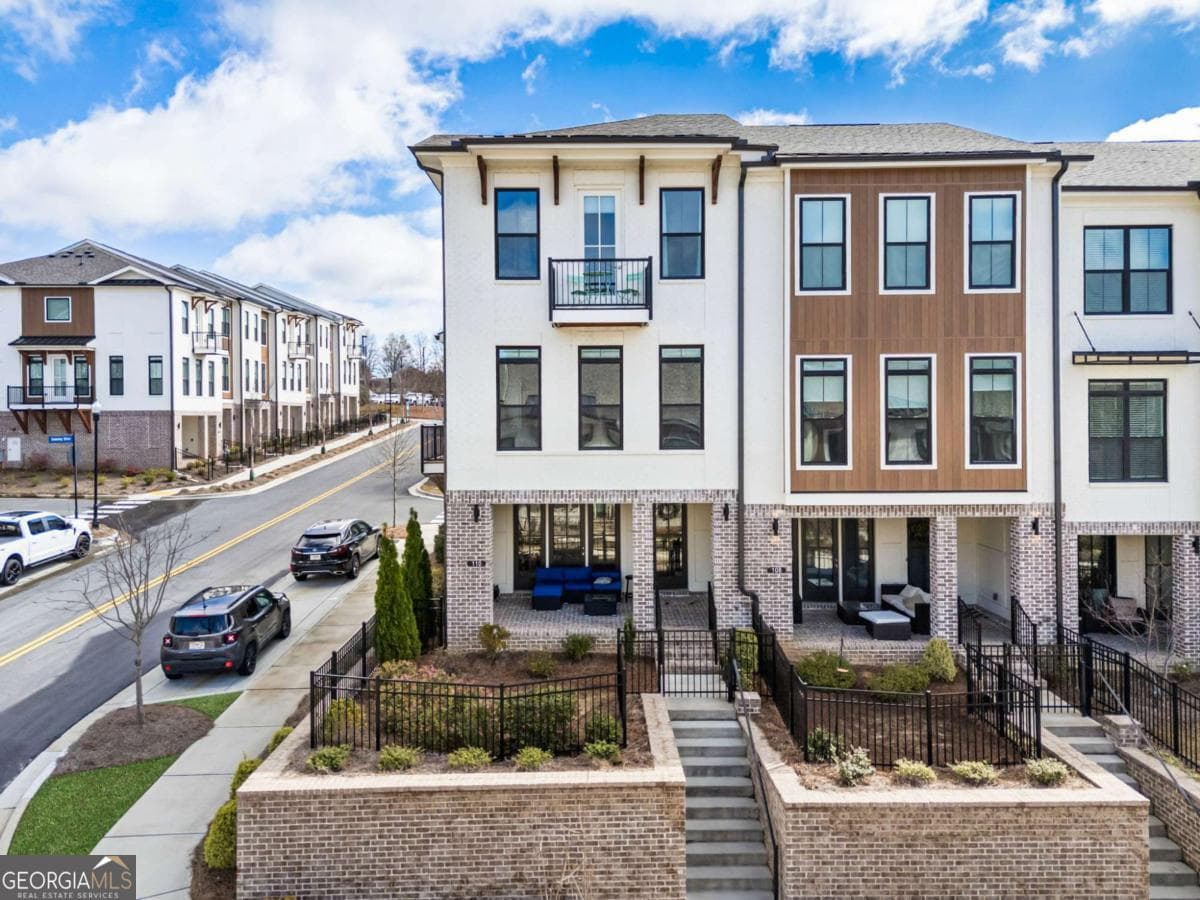 110 Downing Dr — photo 2