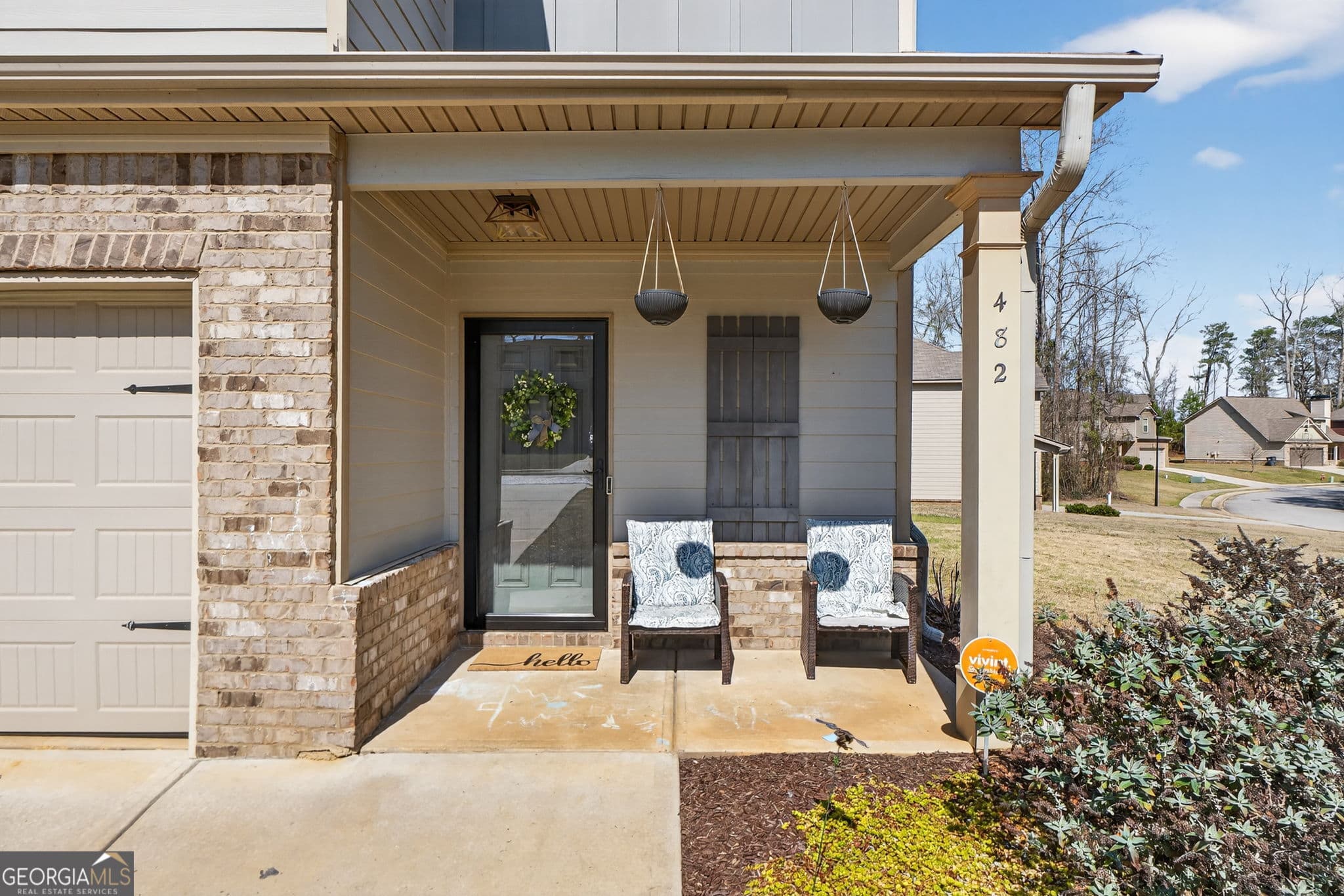 482 Louise Way — photo 2