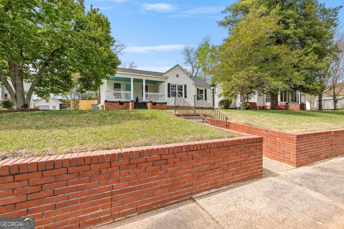 213 N Sw St — photo 2