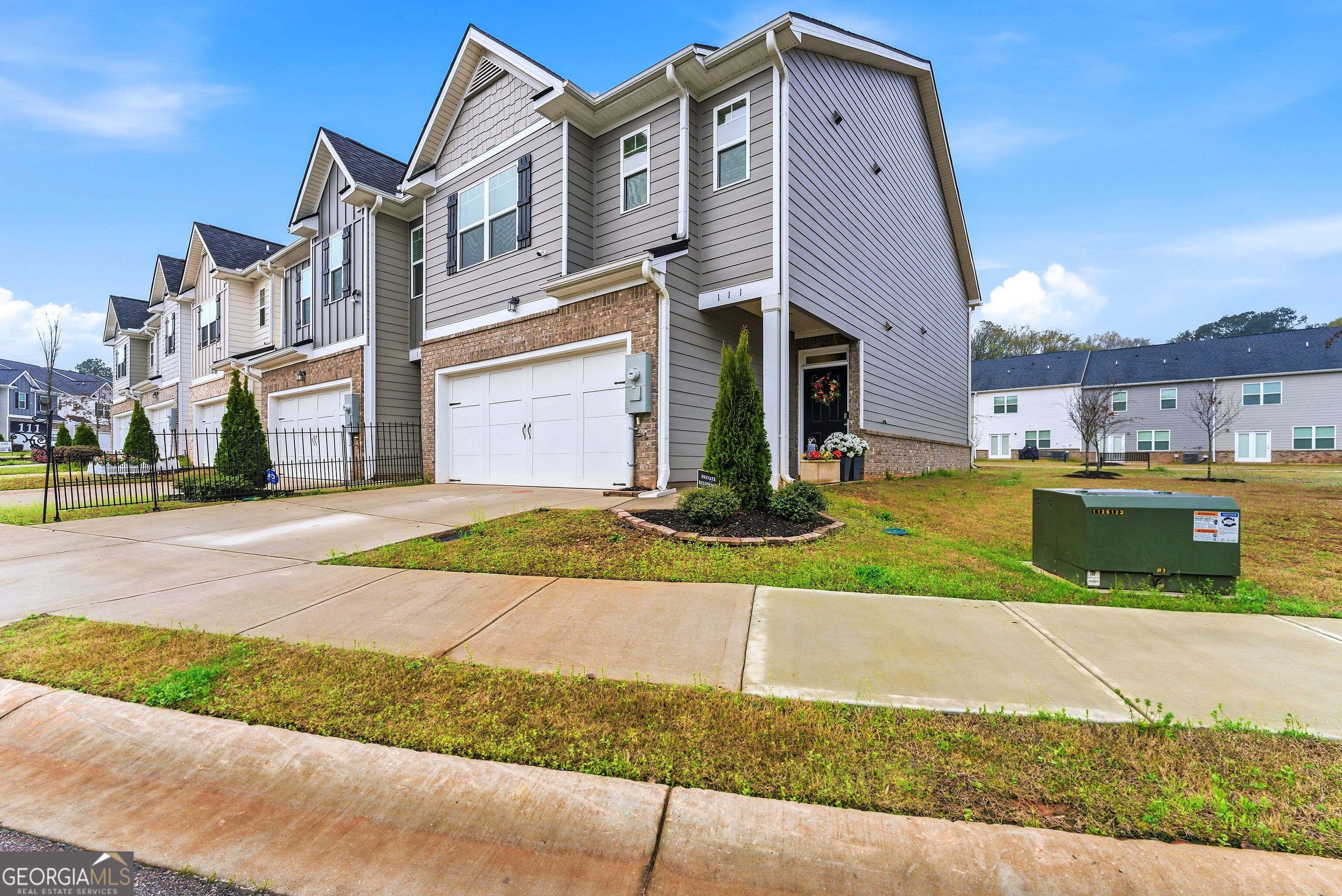 111 Hampton Circle — photo 2