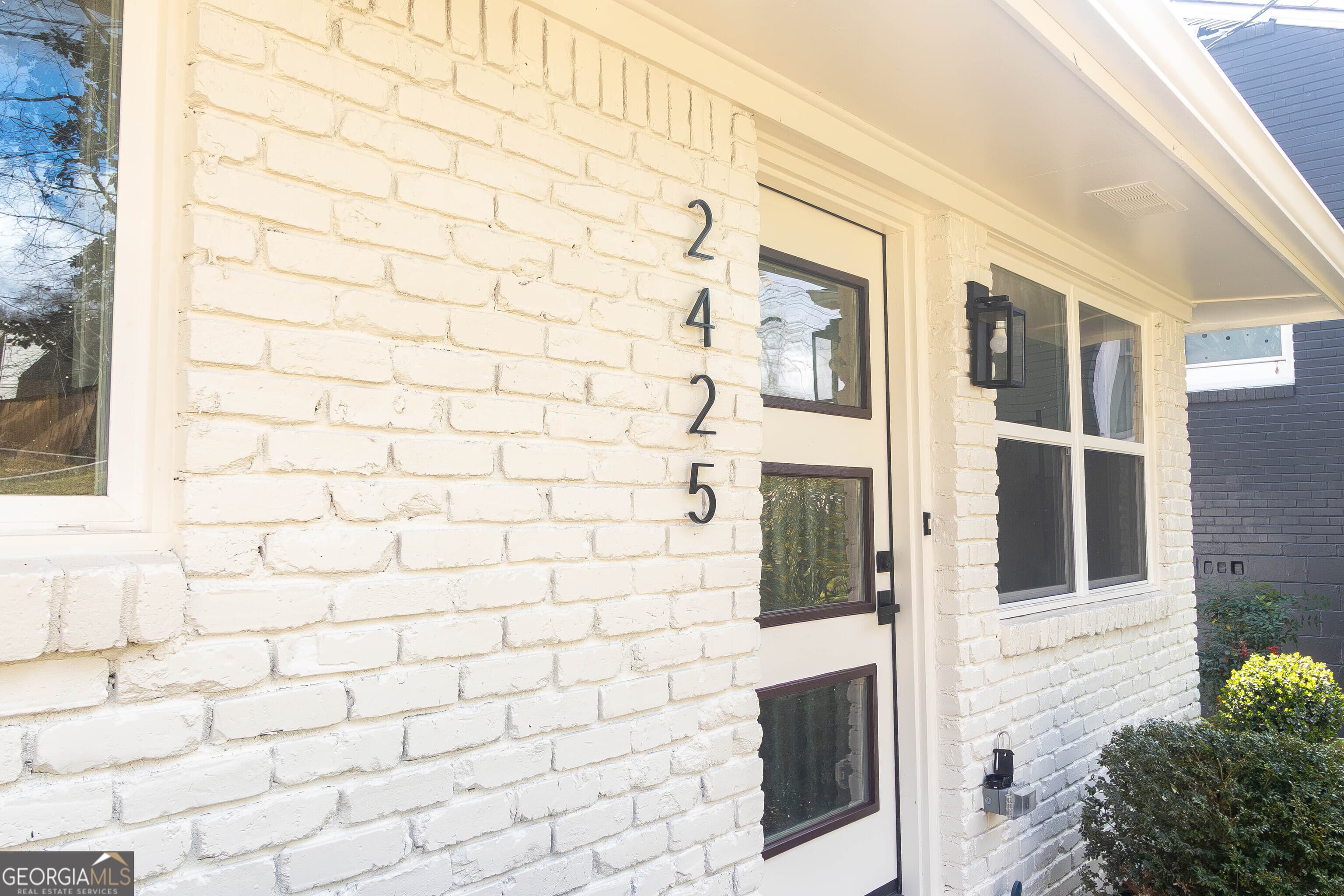 2425 Hillside Ave — photo 2