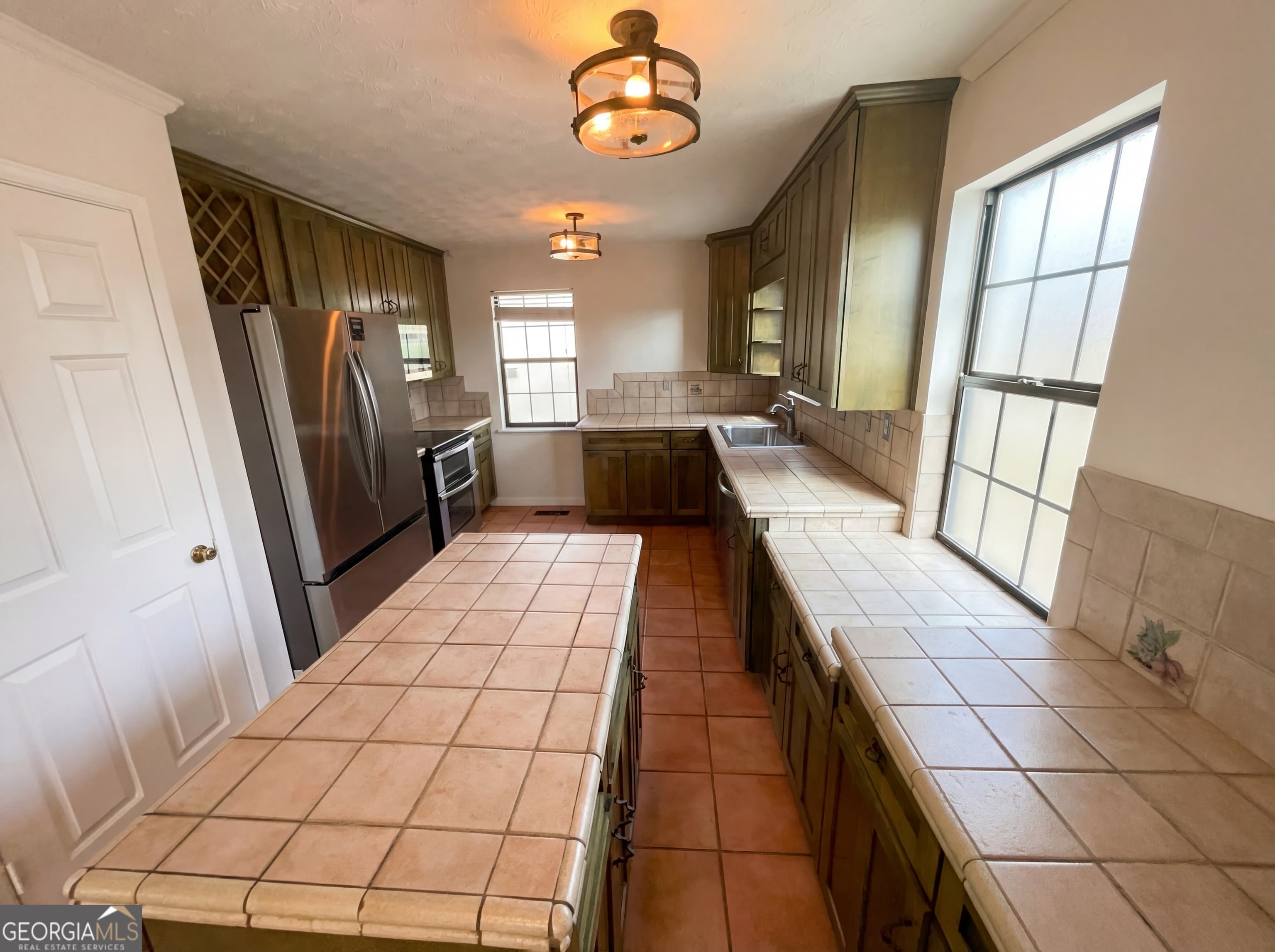 3181 Cedardale Dr — photo 2