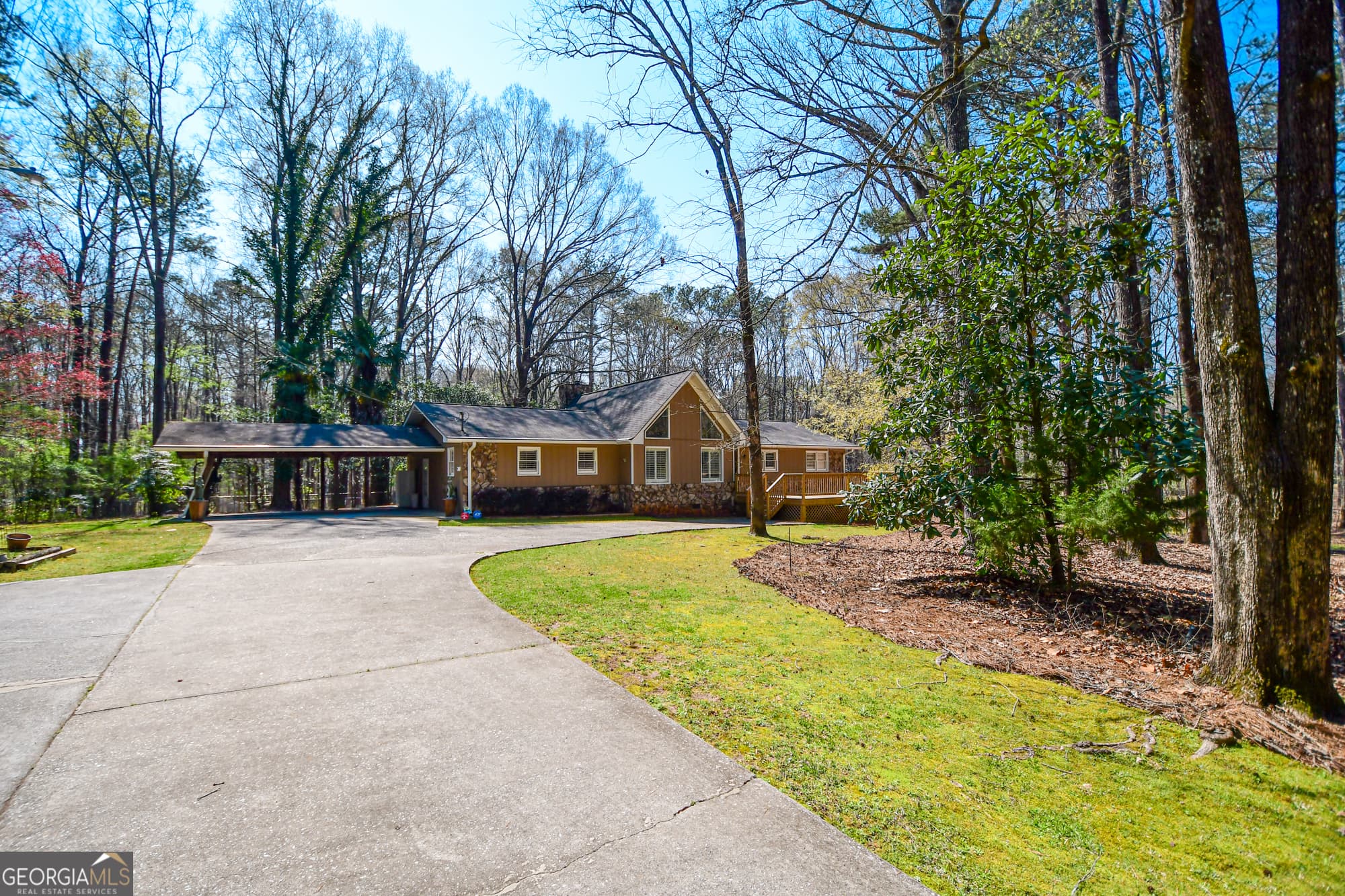 320 Sherwood Rd — photo 2