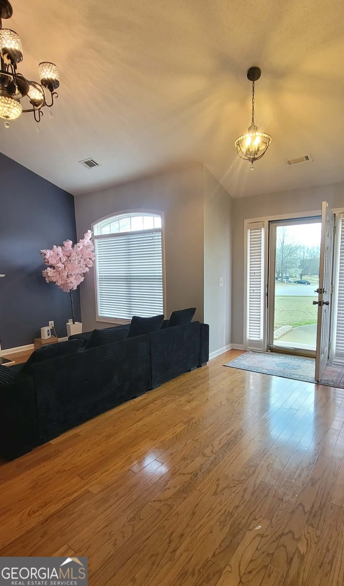 115 Sanders Walk — photo 2